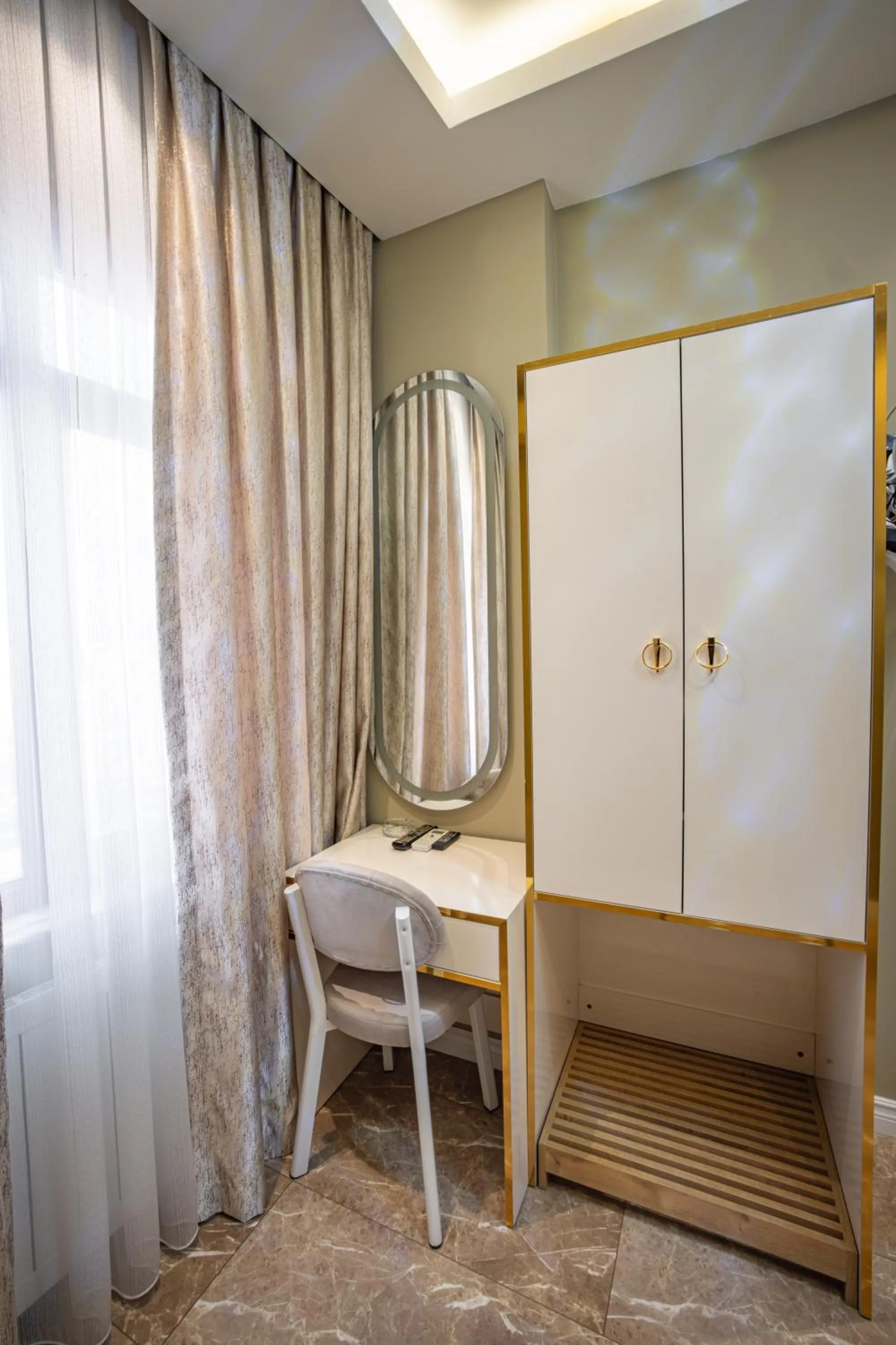 wardrobe in Hotel Flash