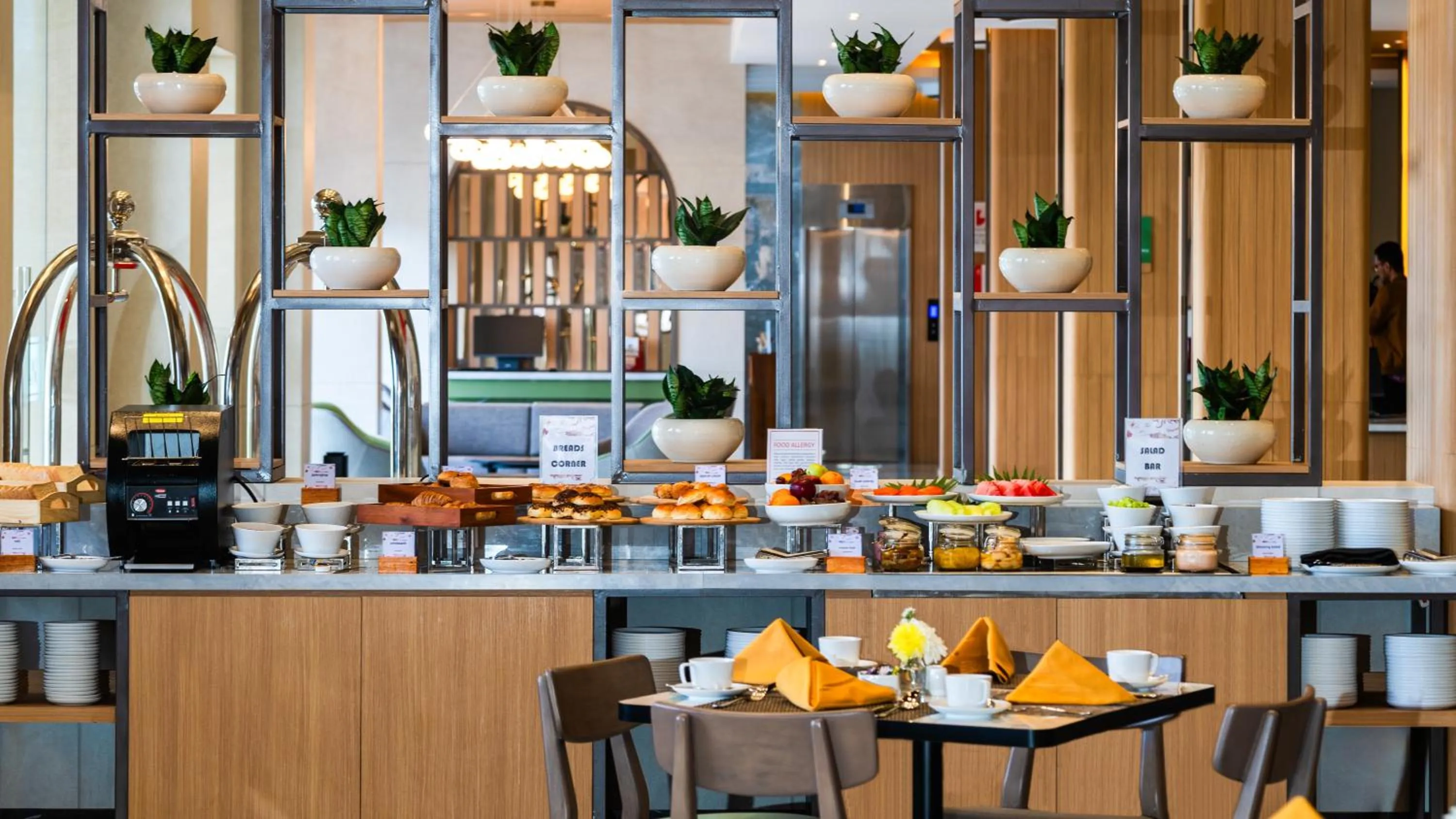 Restaurant/places to eat in Swiss-Belinn Indramayu