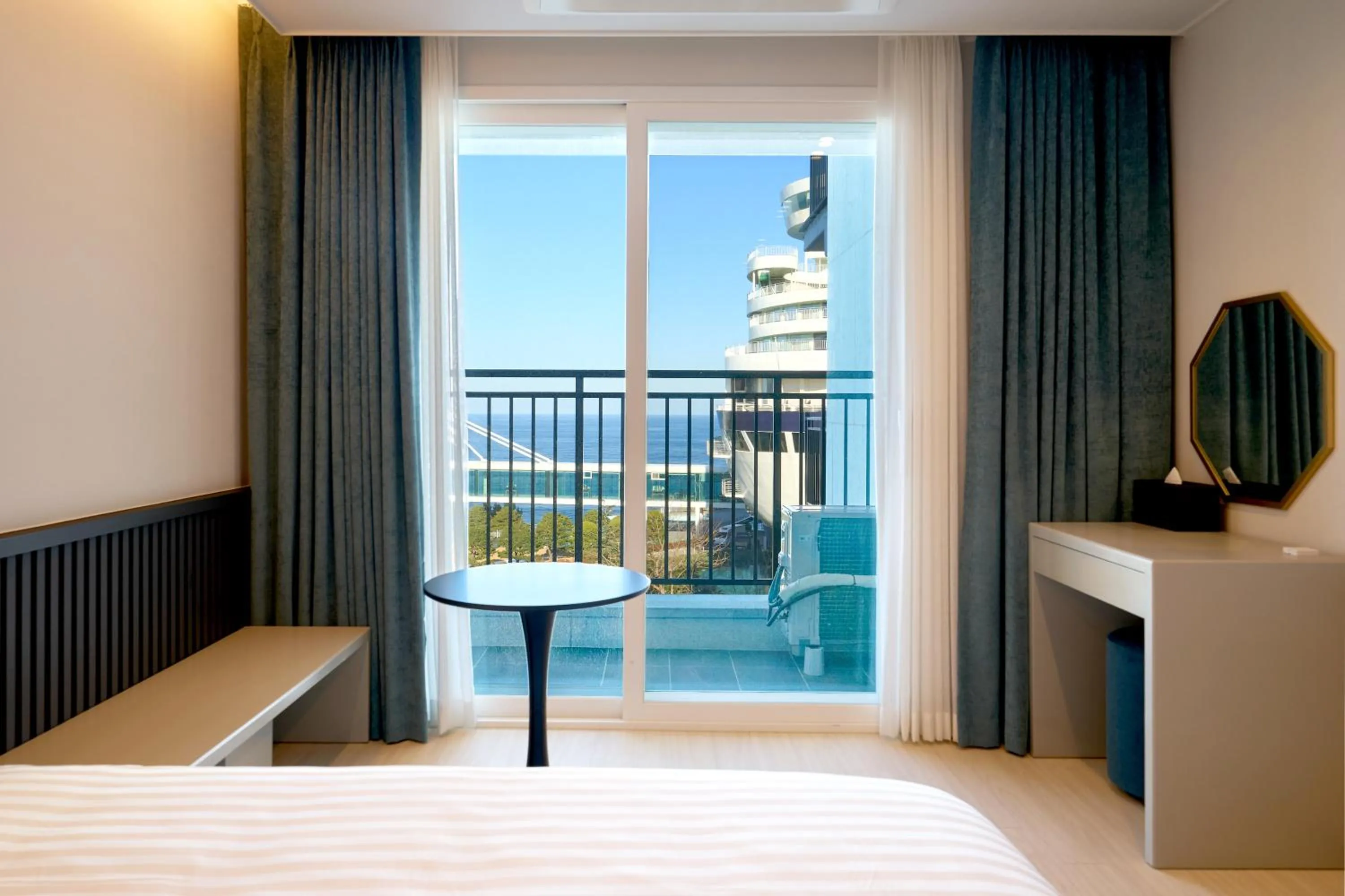 Balcony/Terrace, Bed in Hotel Sollavue