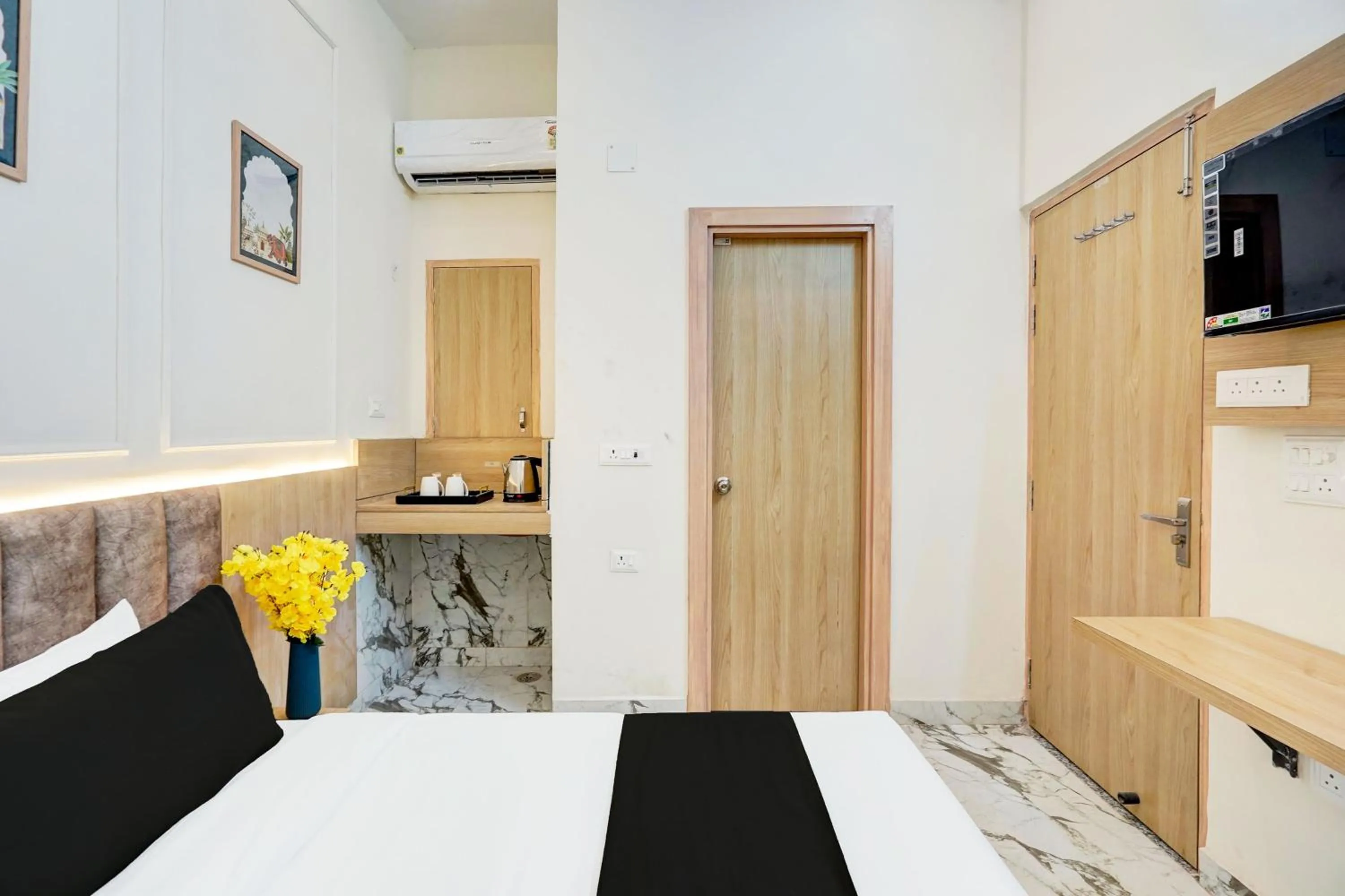 Bedroom, Bed in Super Collection O Surajpur Chowk Greater Noida