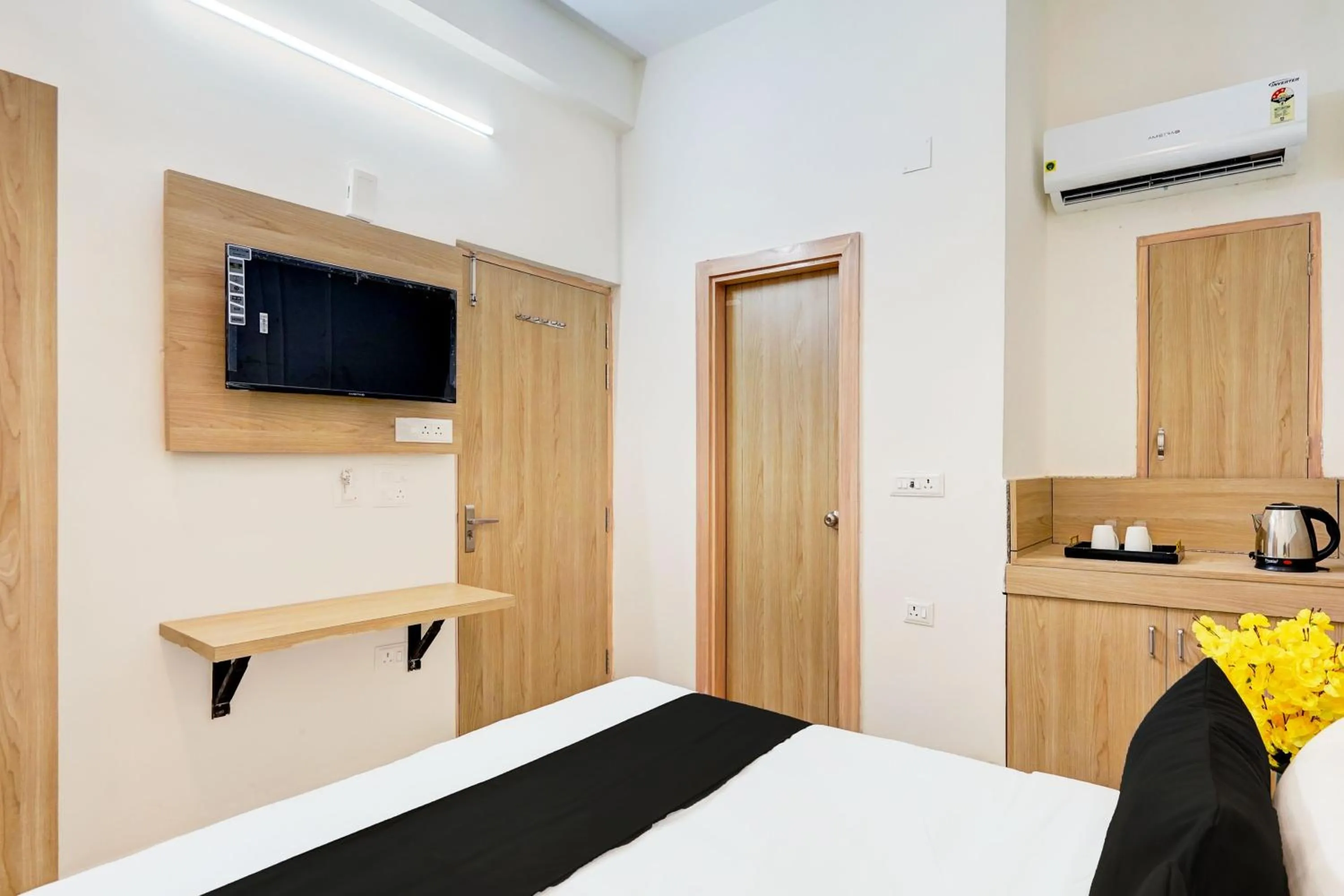 Bedroom, Bed in Super Collection O Surajpur Chowk Greater Noida