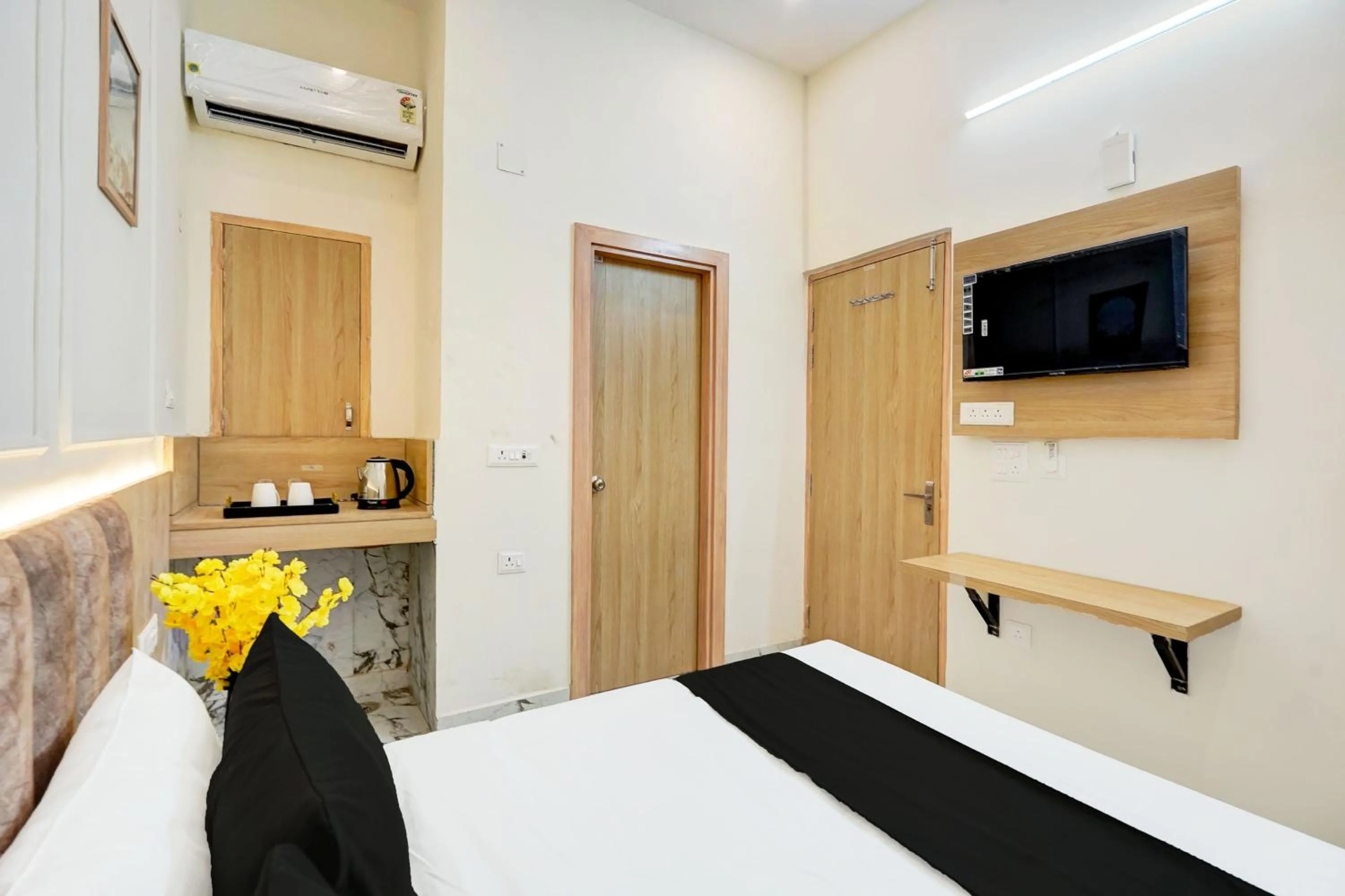 Bedroom, Bed in Super Collection O Surajpur Chowk Greater Noida