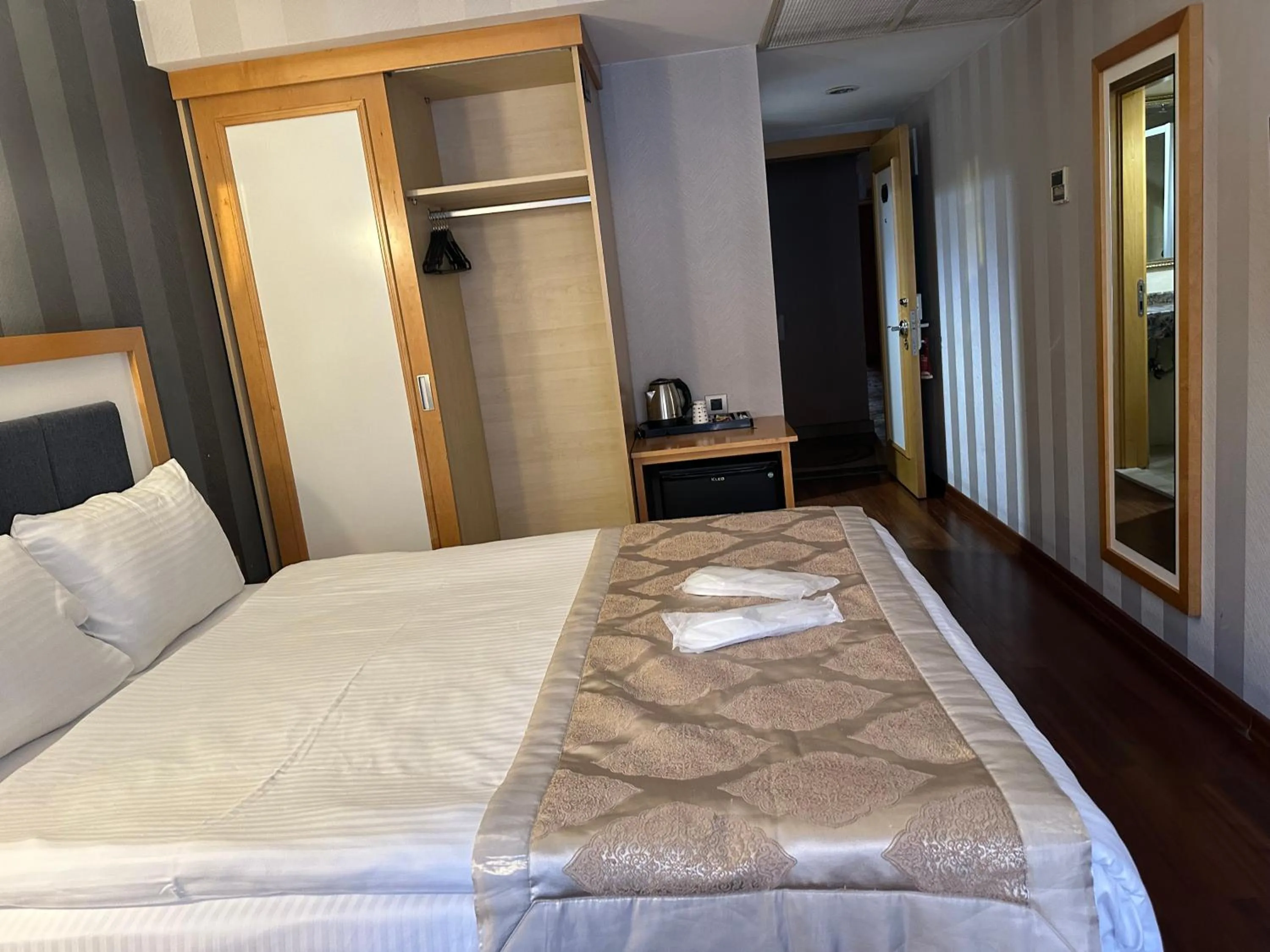 wardrobe, Bed in Aven Hotel