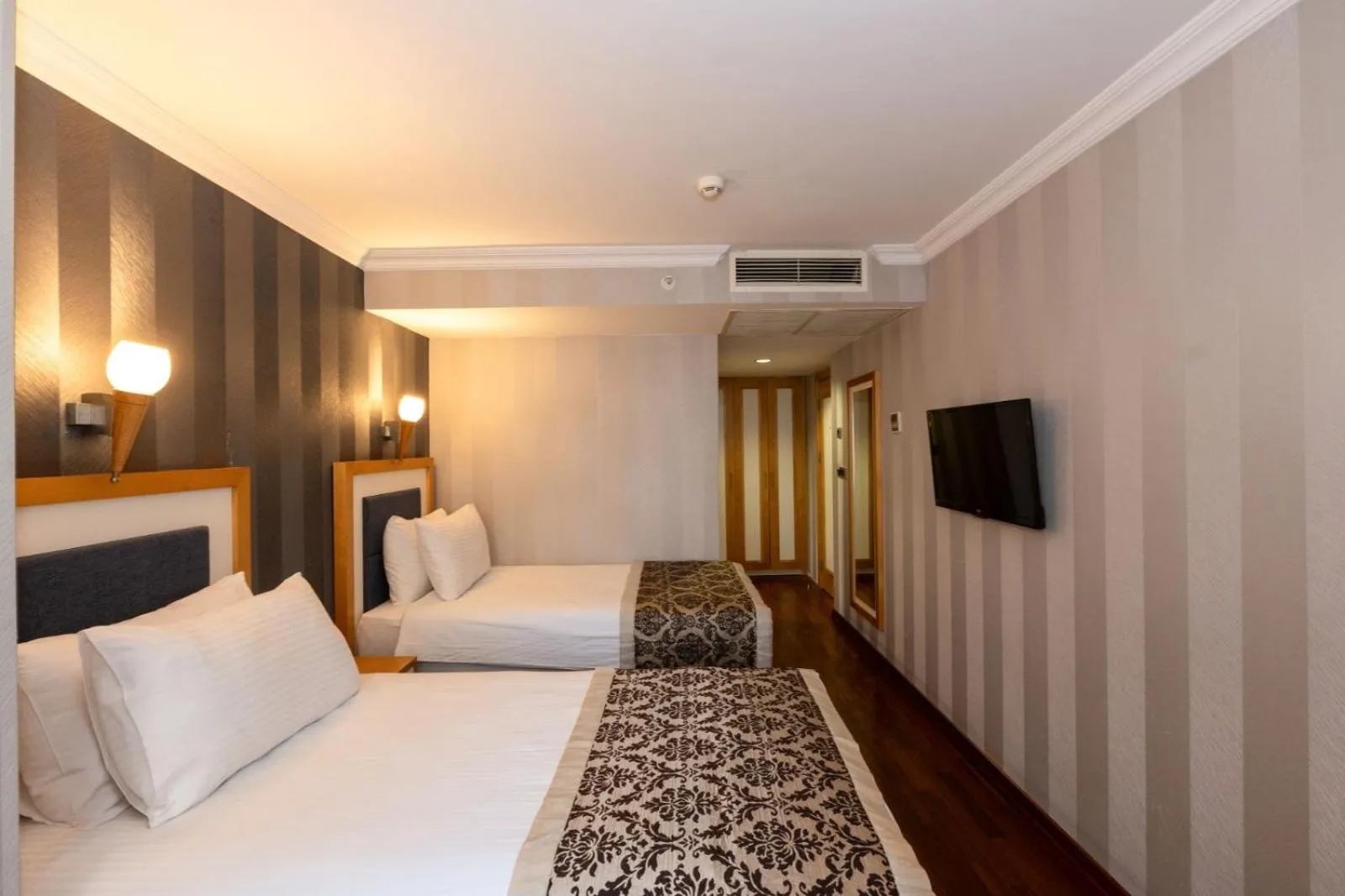 Photo of the whole room, Bed in Aven Hotel