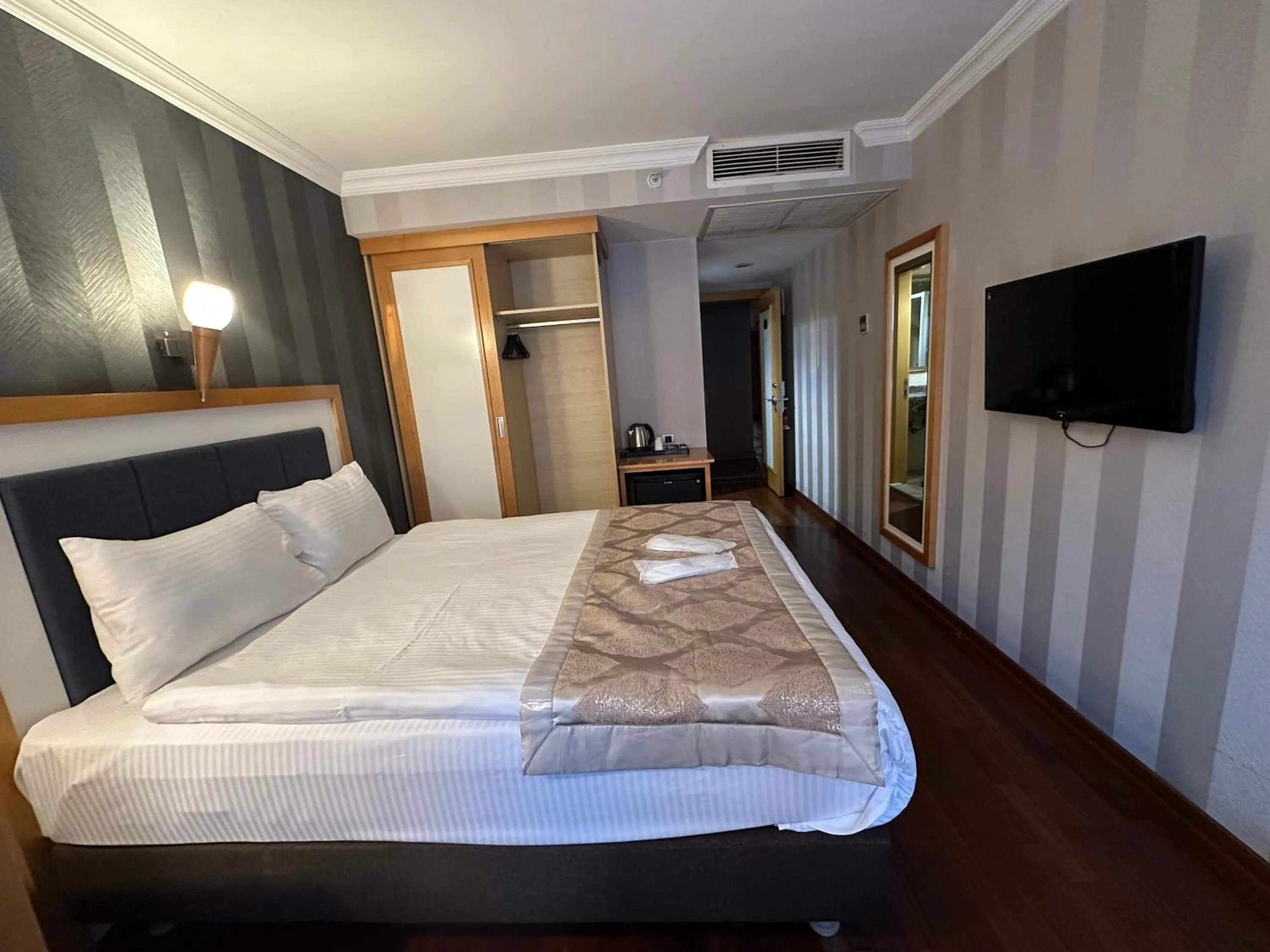 Photo of the whole room, Bed in Aven Hotel