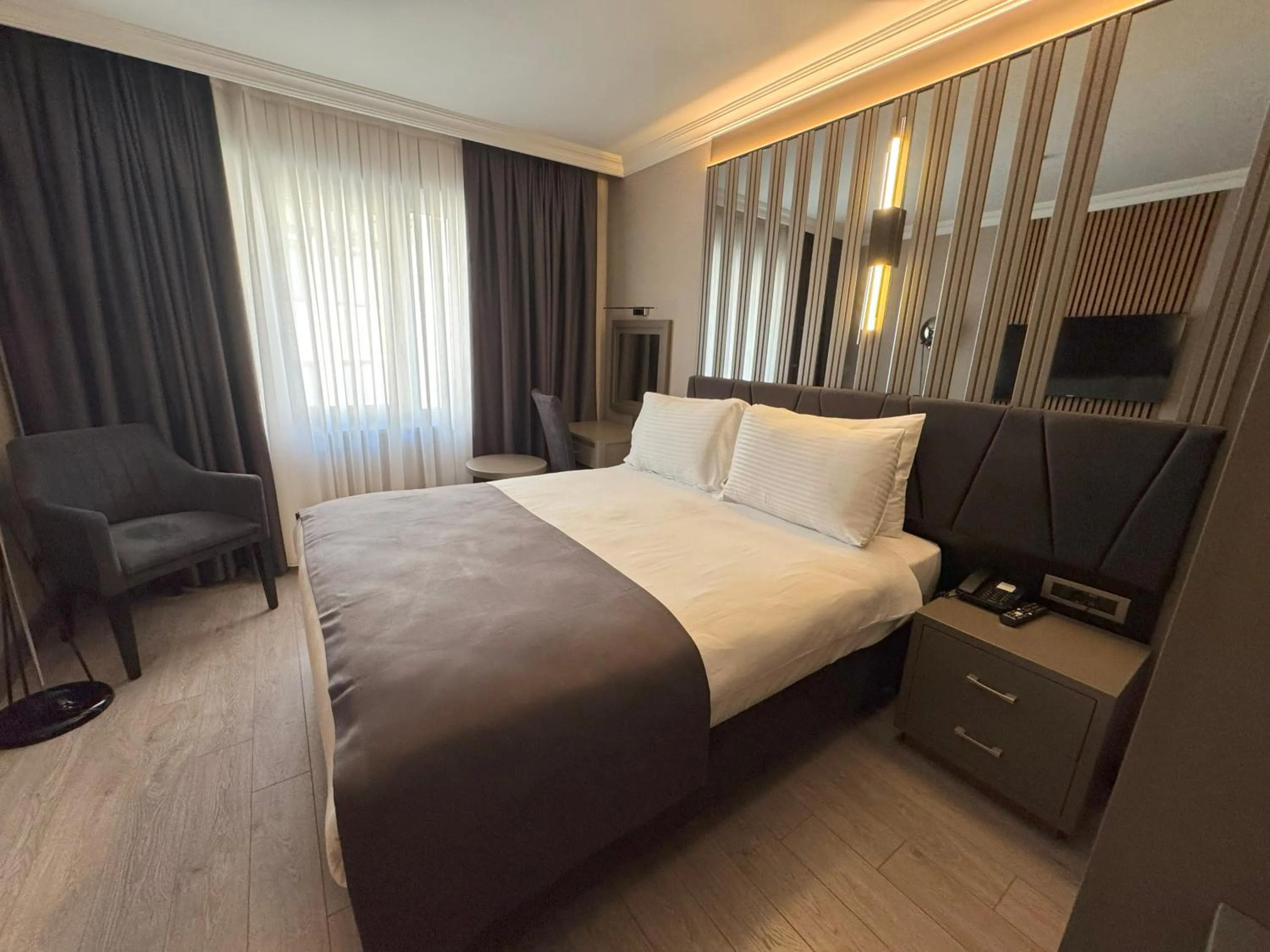 Communal lounge/ TV room, Bed in Aven Hotel