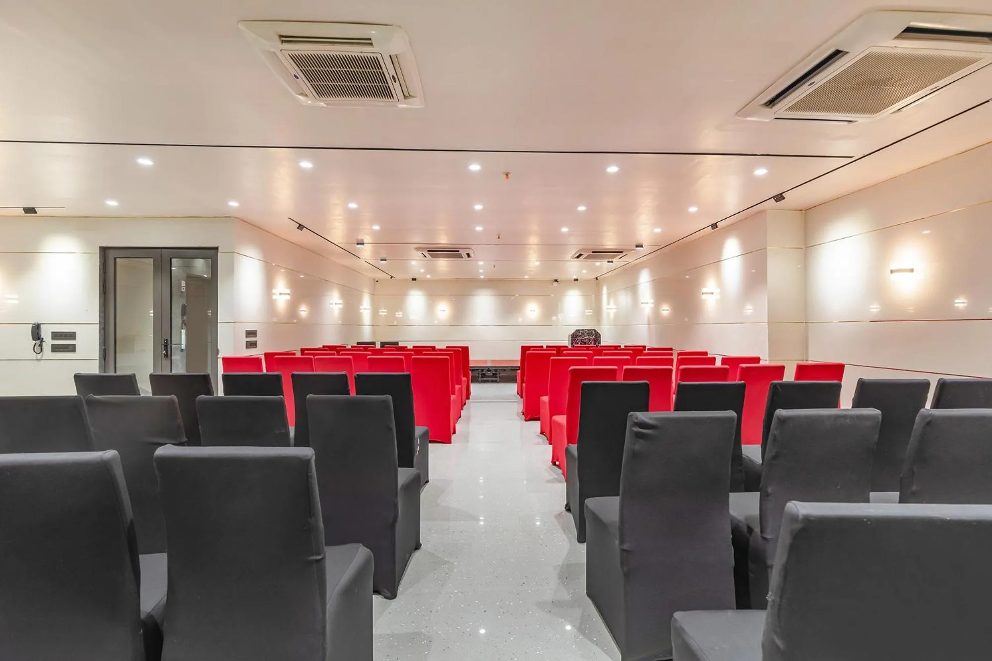 Banquet/Function facilities in FabHotel Red Vibe