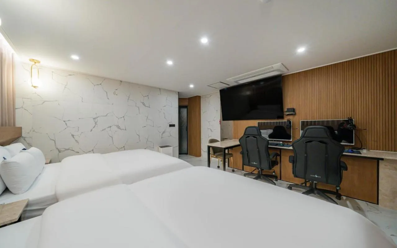 TV and multimedia, Bed in Rosy Hotel