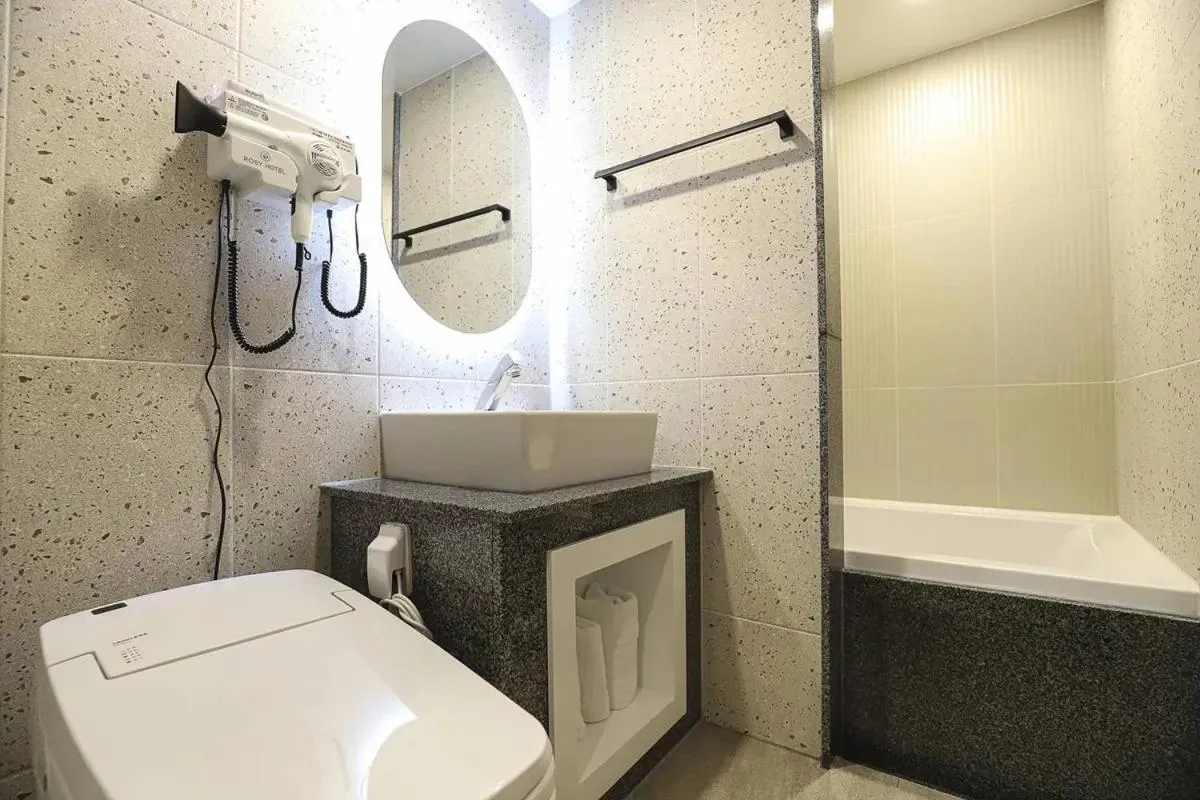 Toilet in Rosy Hotel