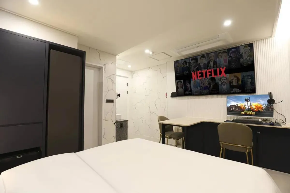 TV and multimedia, Bed in Rosy Hotel