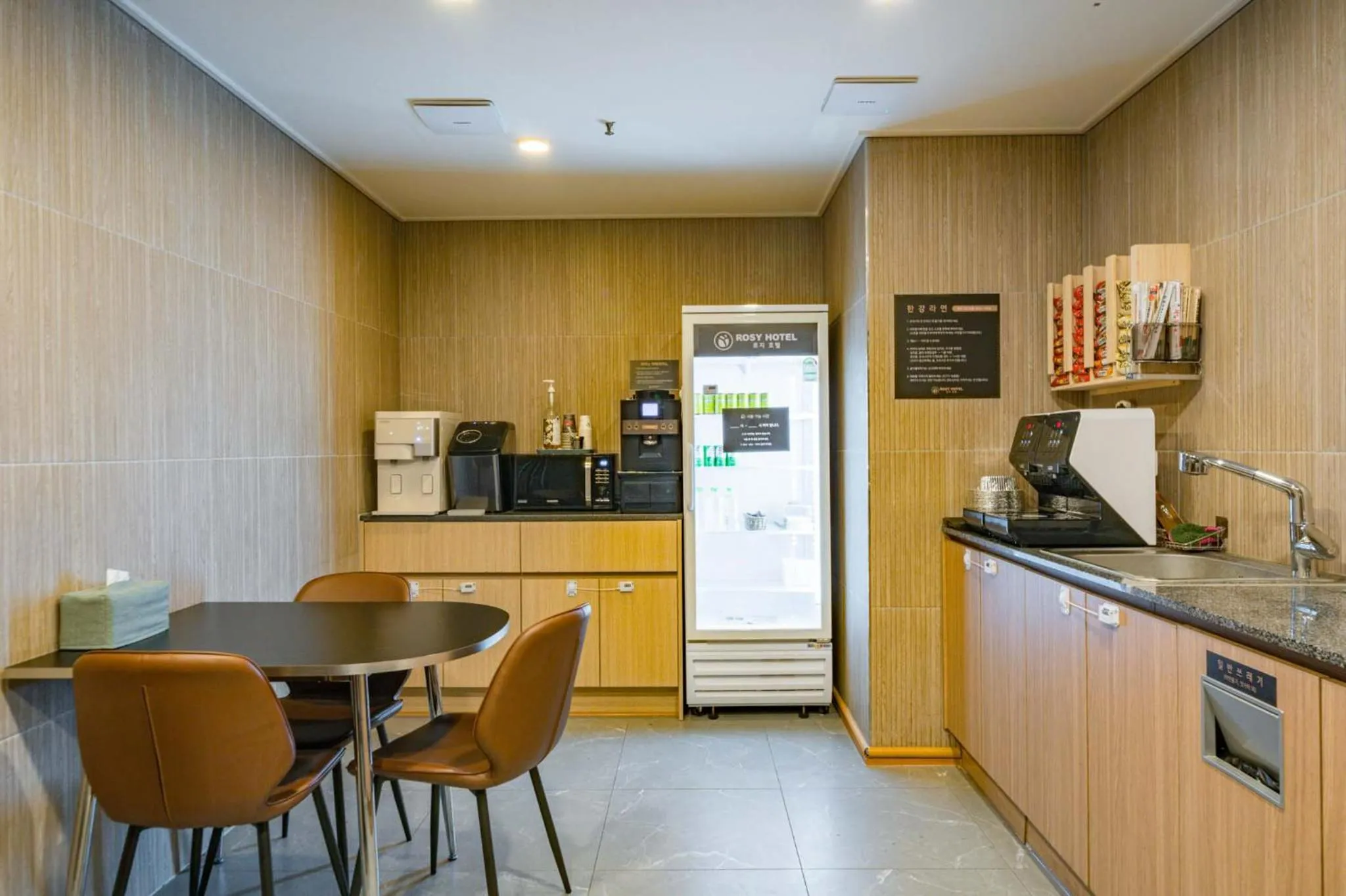 Food and drinks in Rosy Hotel