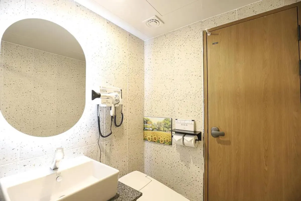 Shower in Rosy Hotel