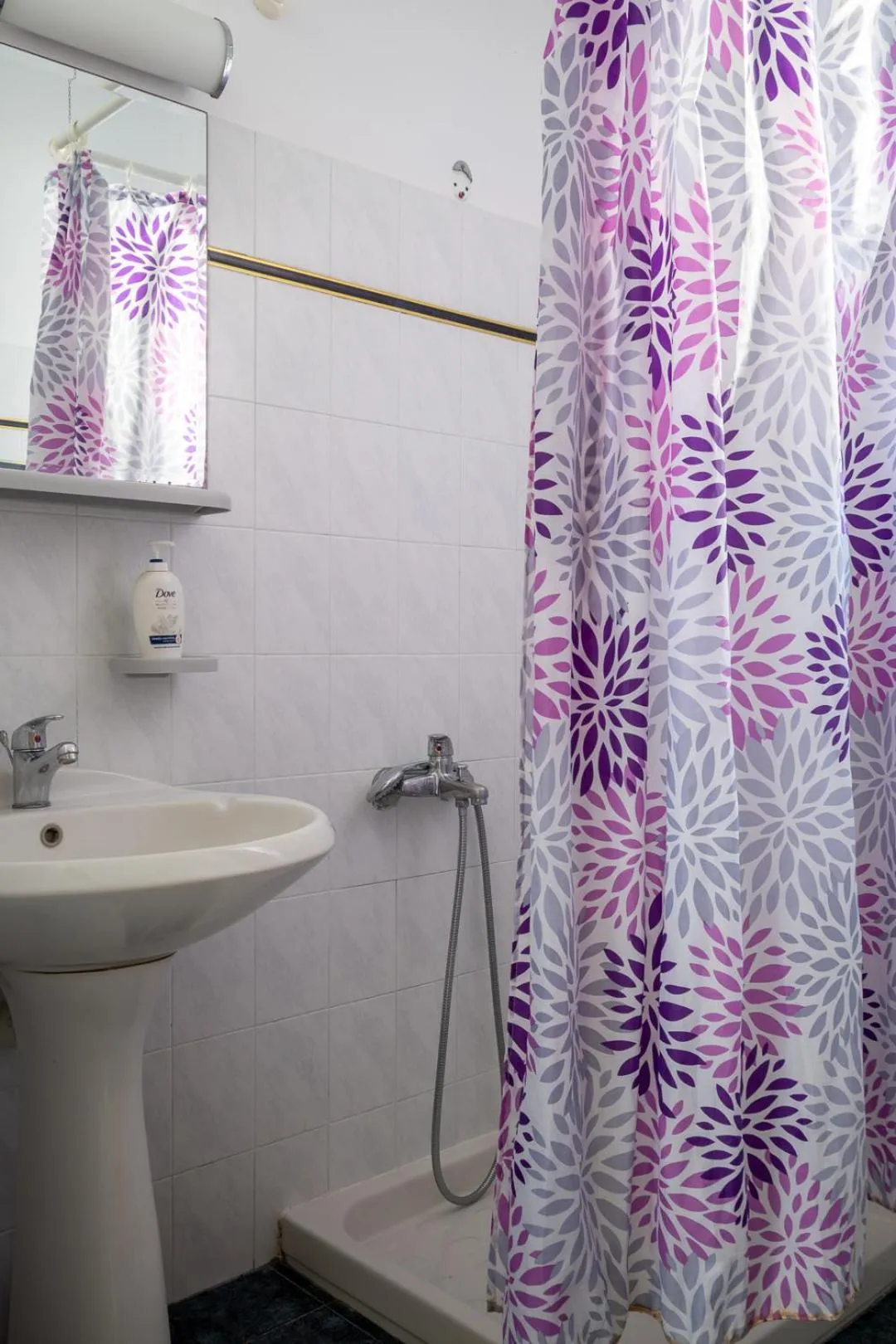 Shower in Triantafillas Suites