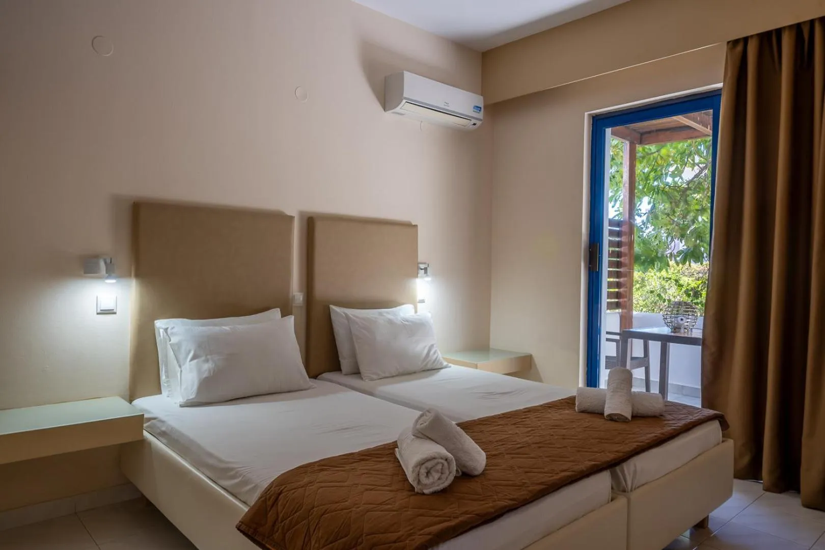 Bed in Triantafillas Suites