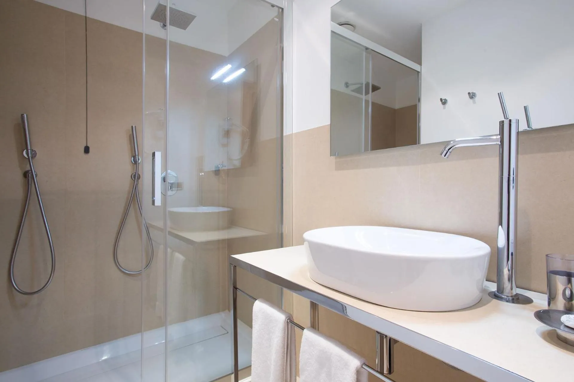 Shower in Brianteo Hotel Residence and Restaurant
