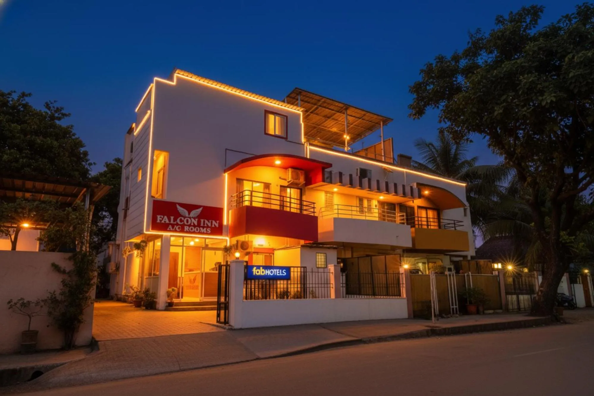 Facade/entrance in FabHotel New Falcon Inn