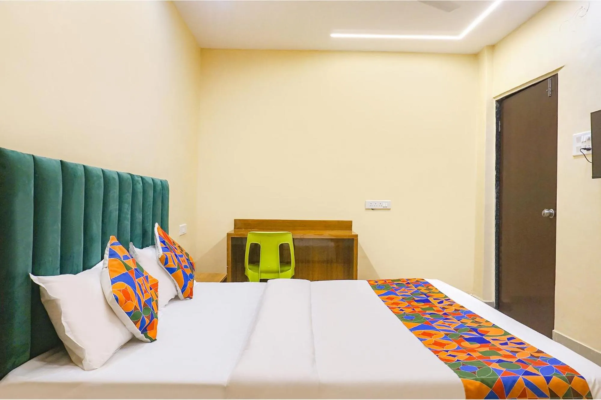 Bed in FabHotel New Falcon Inn