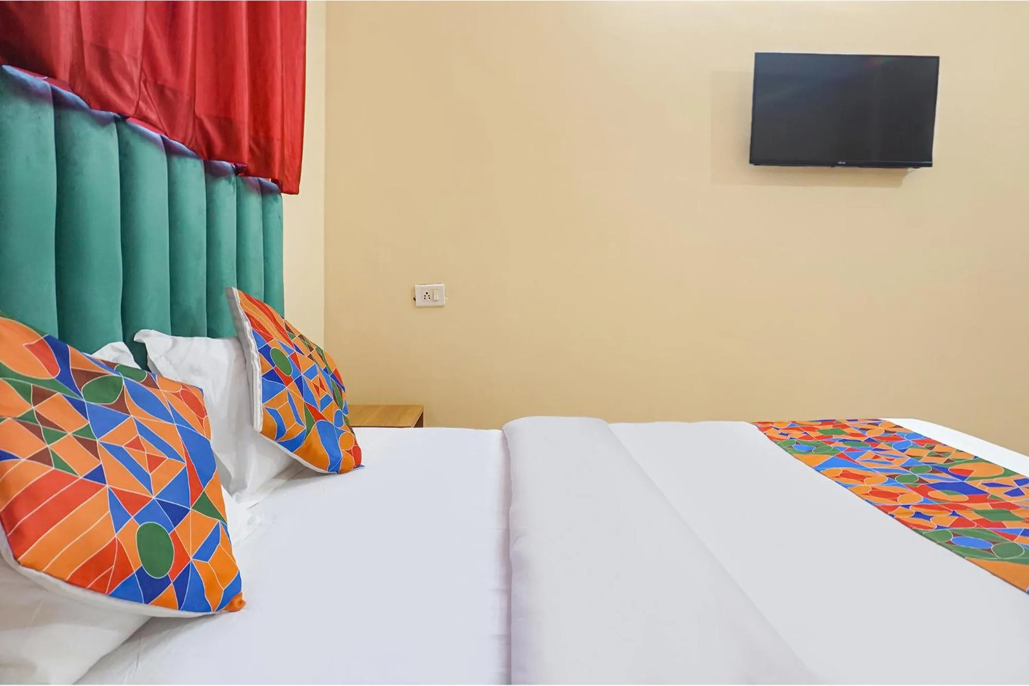 Bed in FabHotel New Falcon Inn