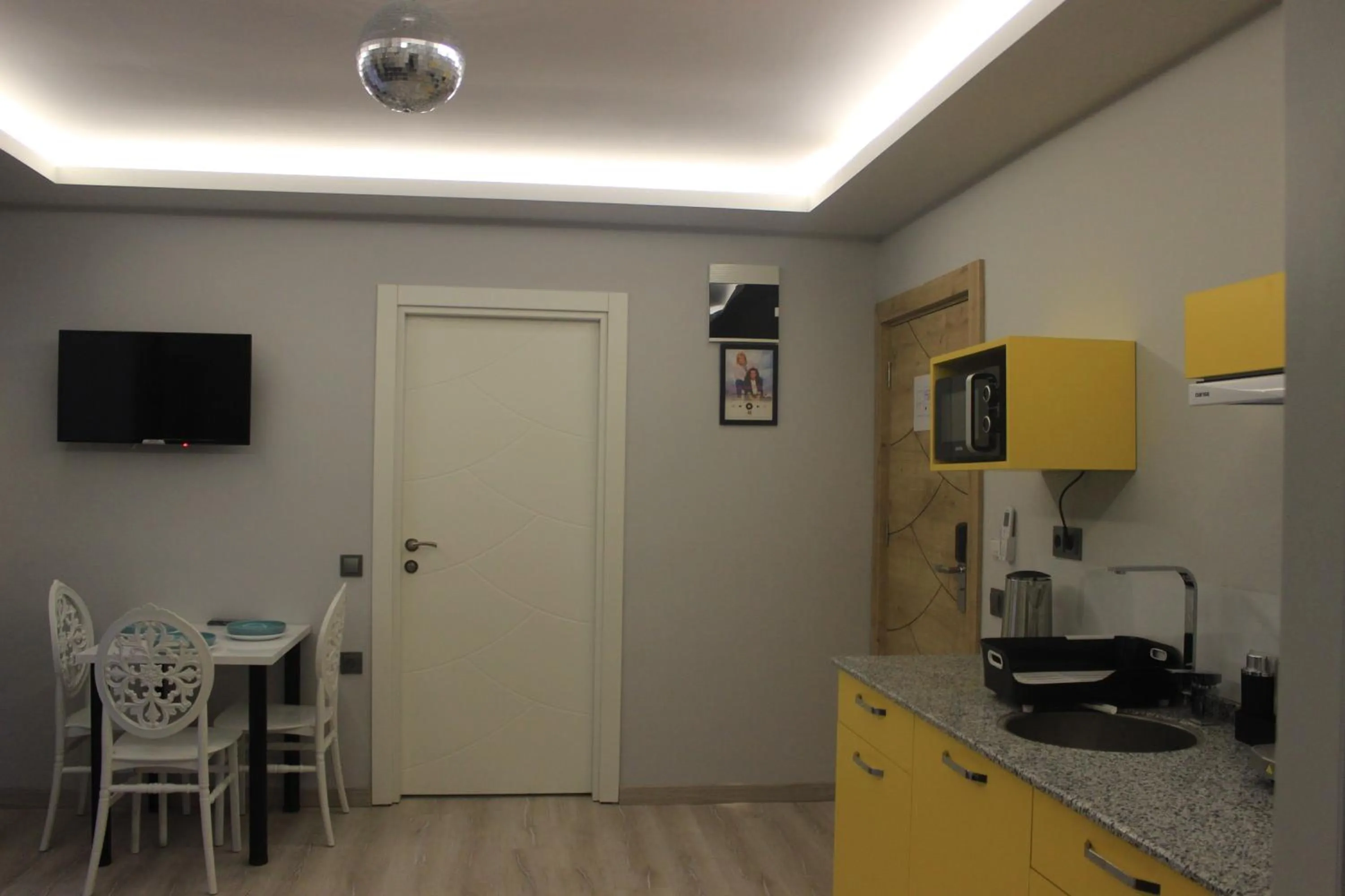 Kitchen or kitchenette in Retro Star Suites