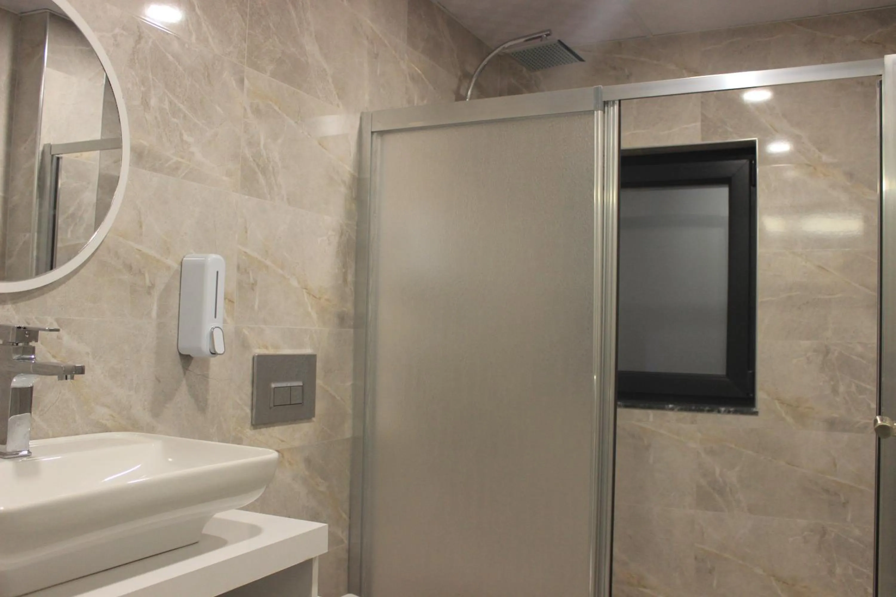 Shower in Retro Star Suites