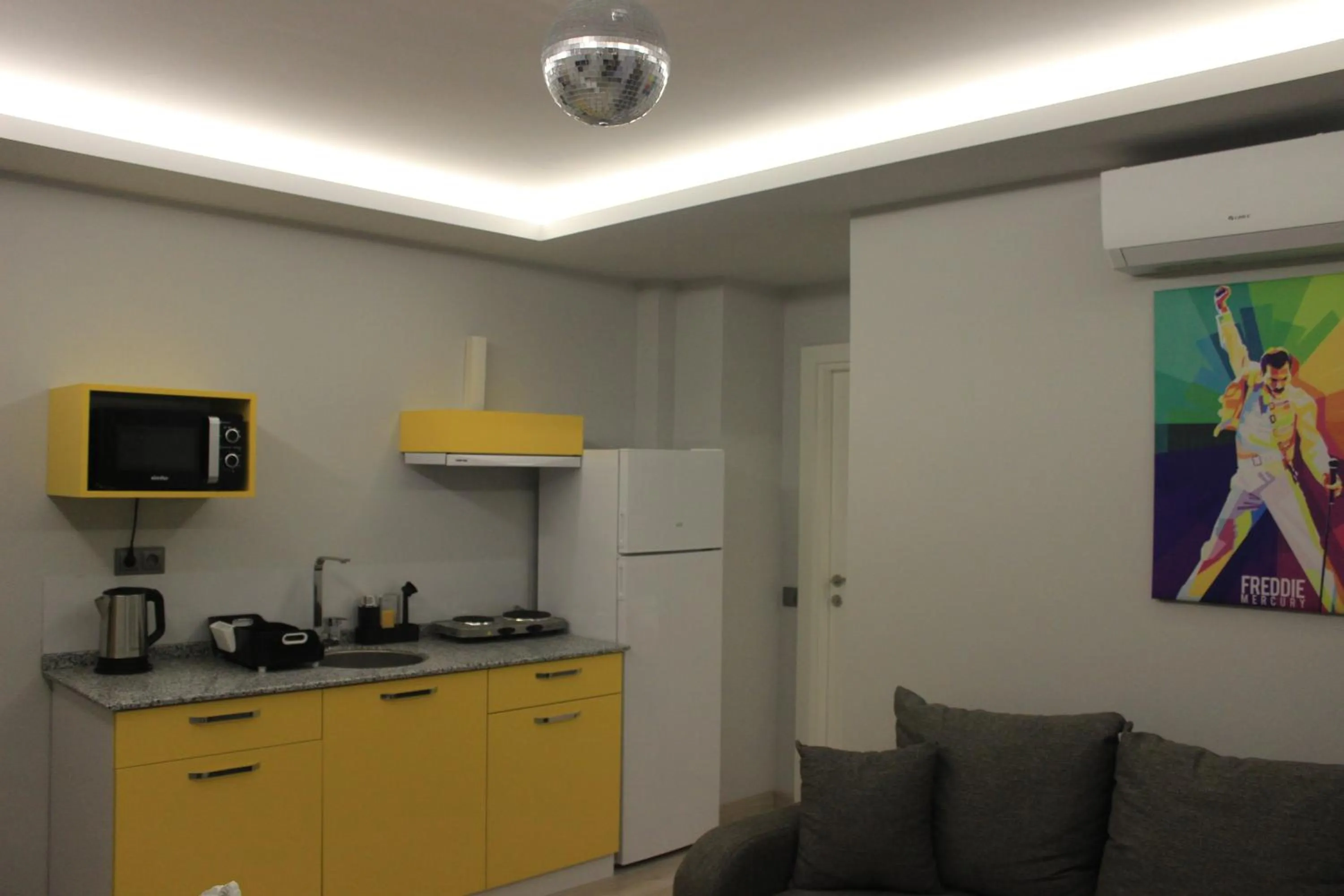 Kitchen or kitchenette in Retro Star Suites