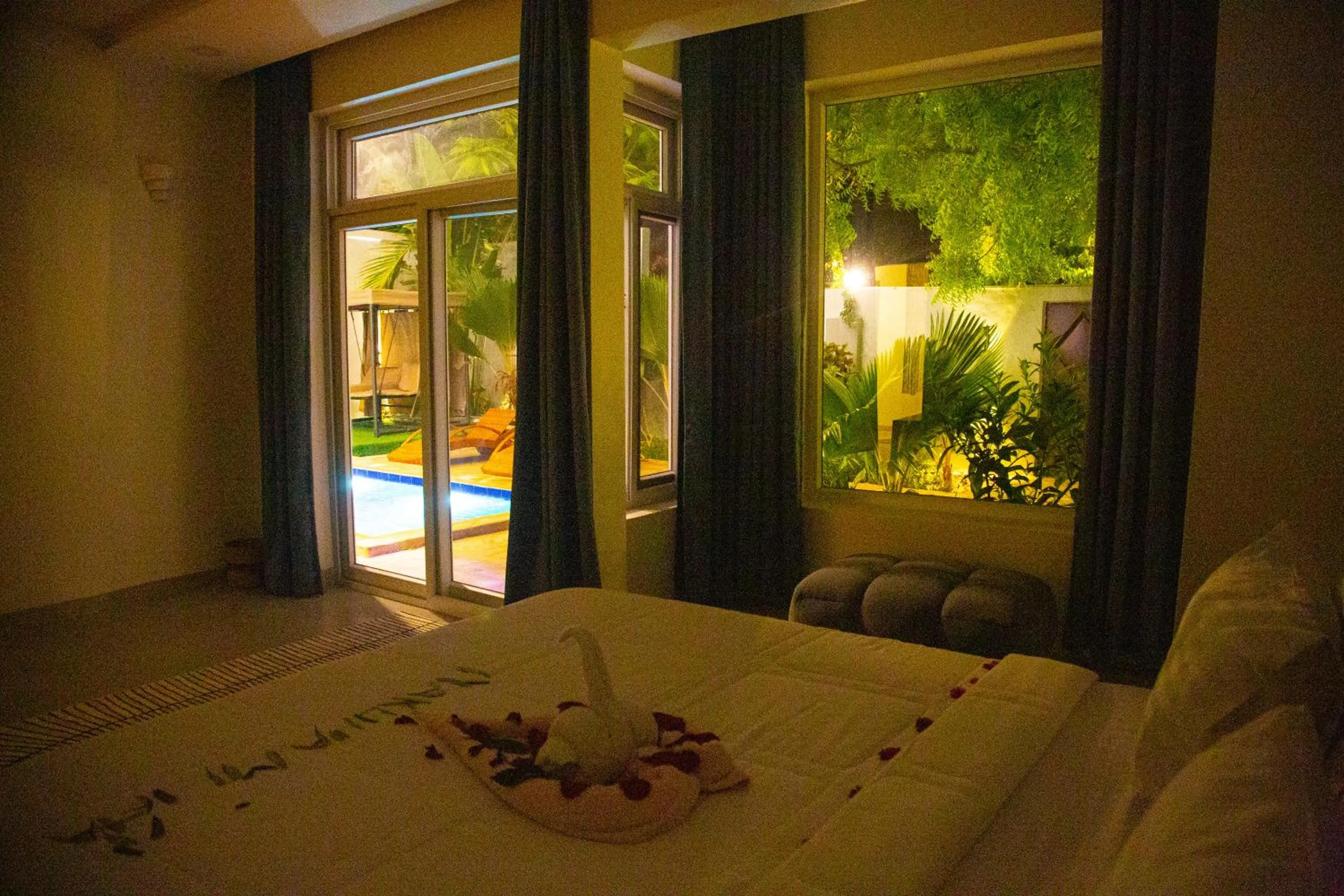 Night, Bed in Jazira Palace