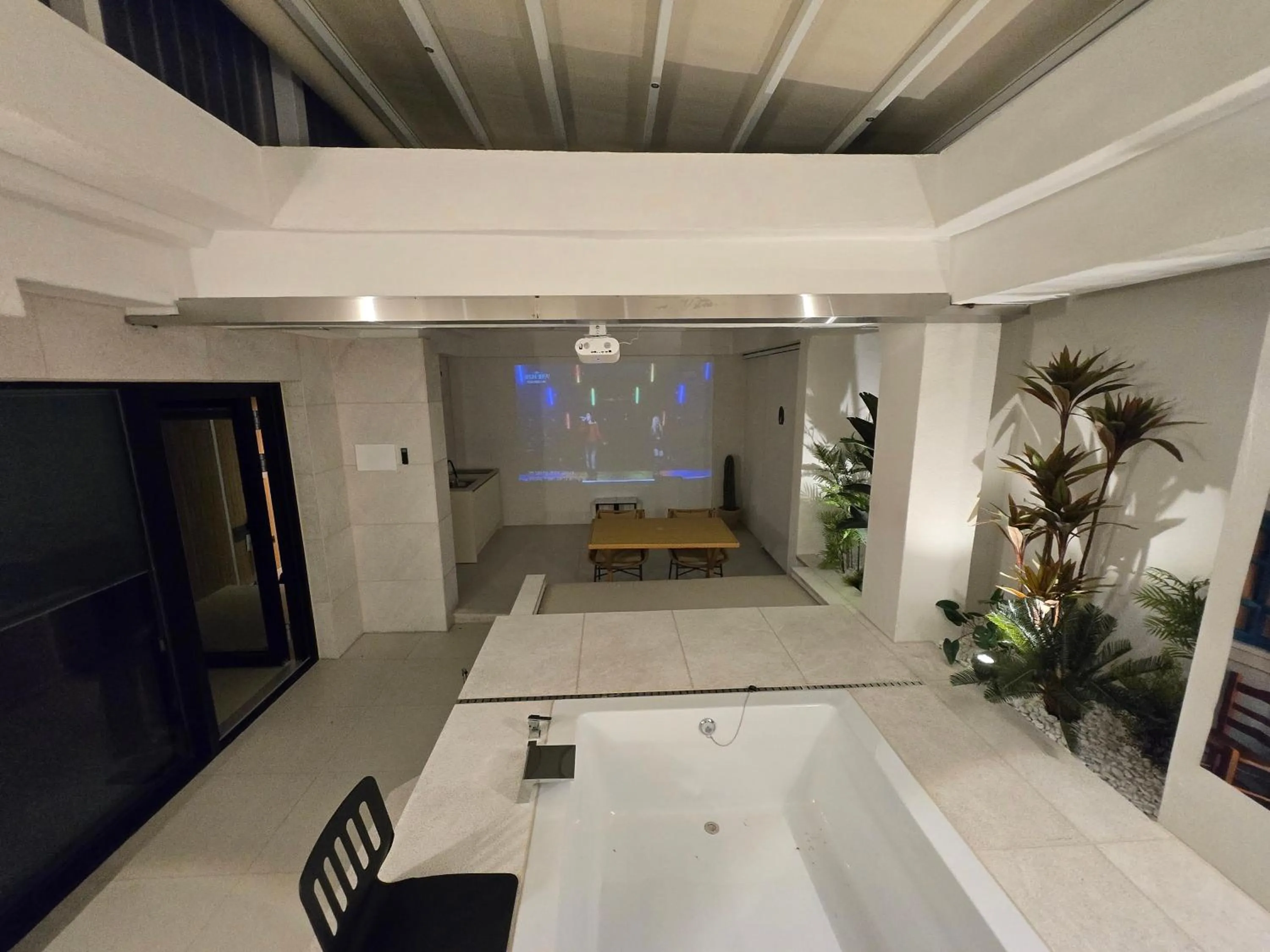 TV and multimedia in Seoul Inn Hotel by The Designers