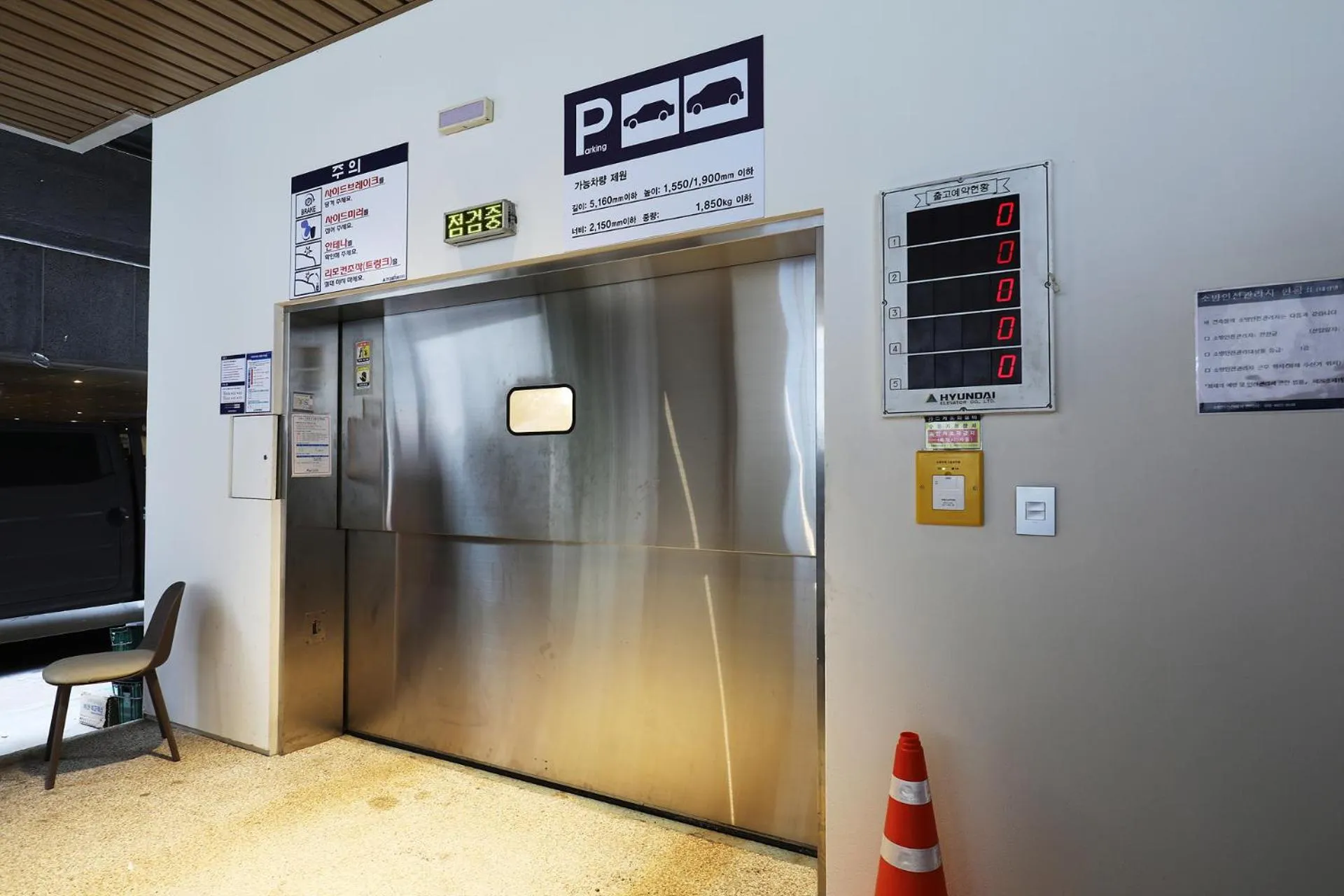 elevator in Seoul Inn Hotel by The Designers