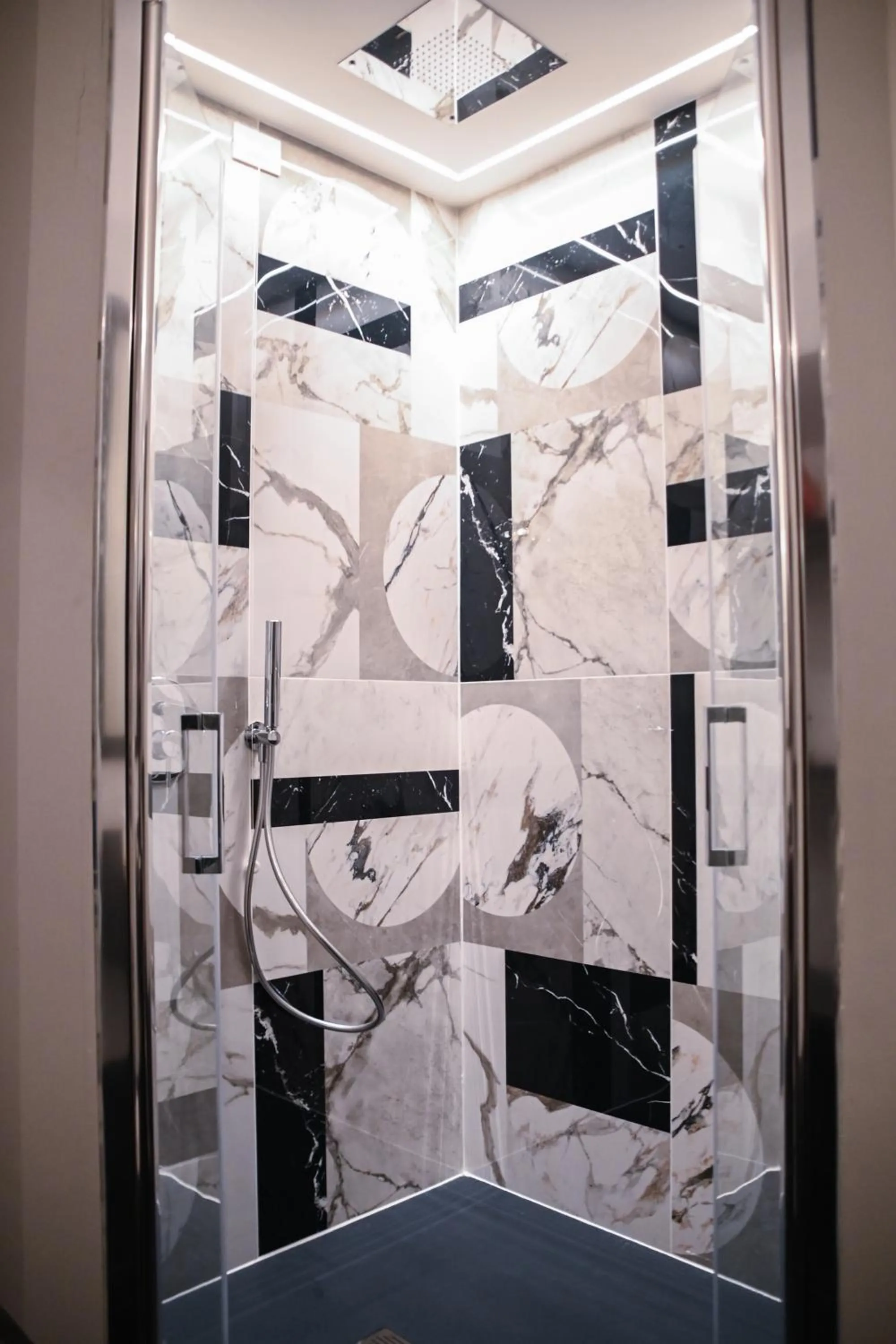 Shower in Villa Imperiale Hotel