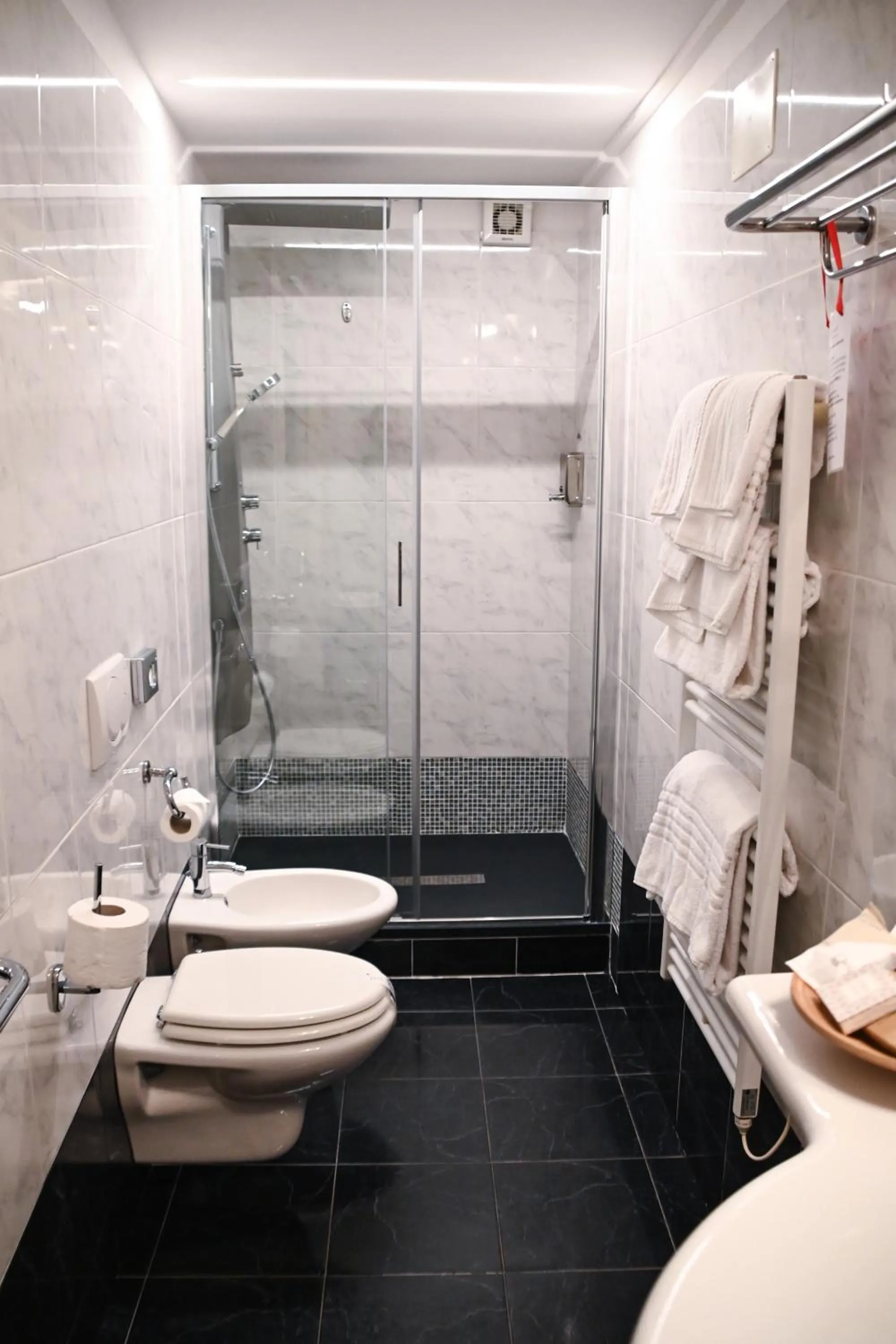 Shower in Villa Imperiale Hotel