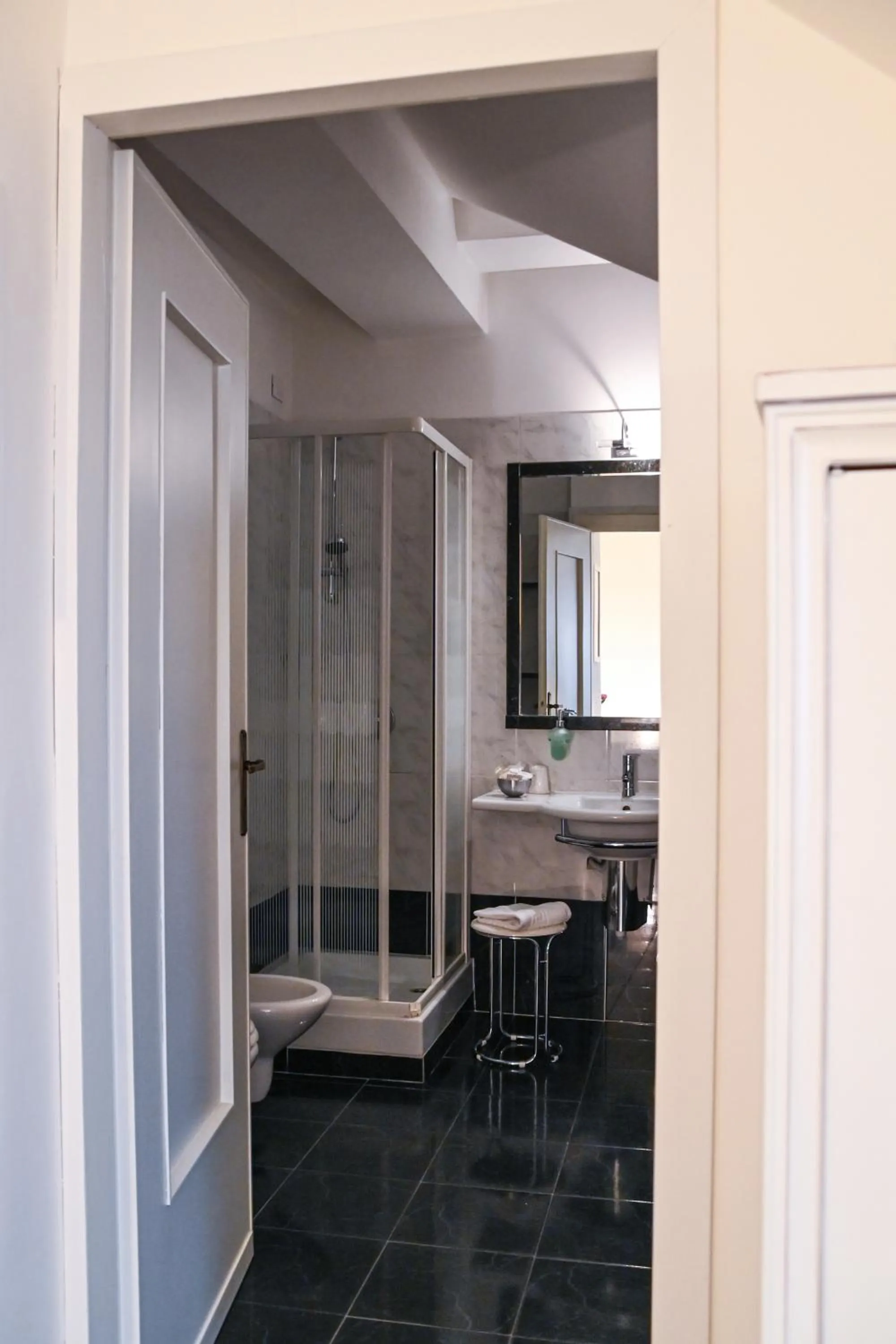 Shower in Villa Imperiale Hotel