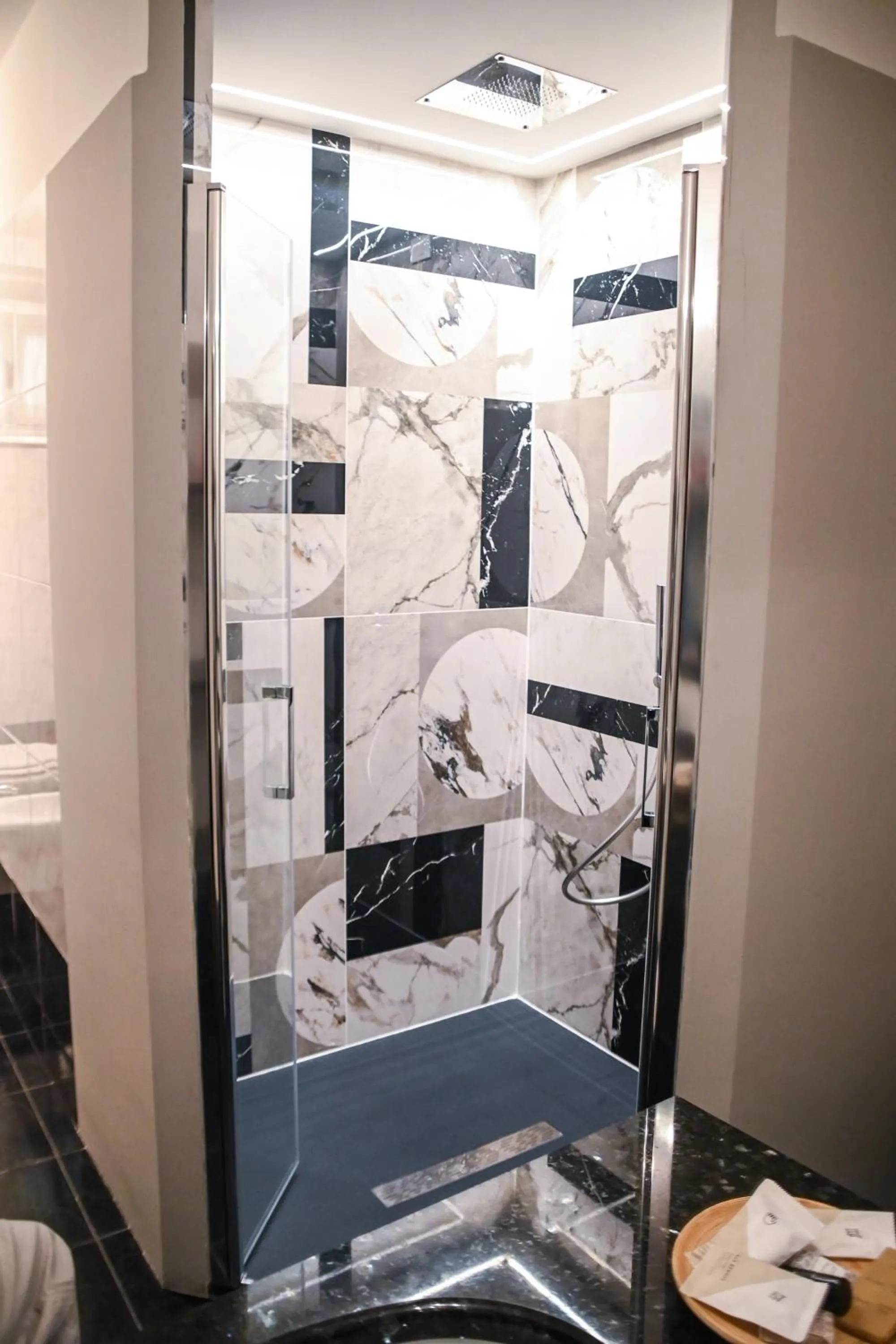 Shower in Villa Imperiale Hotel