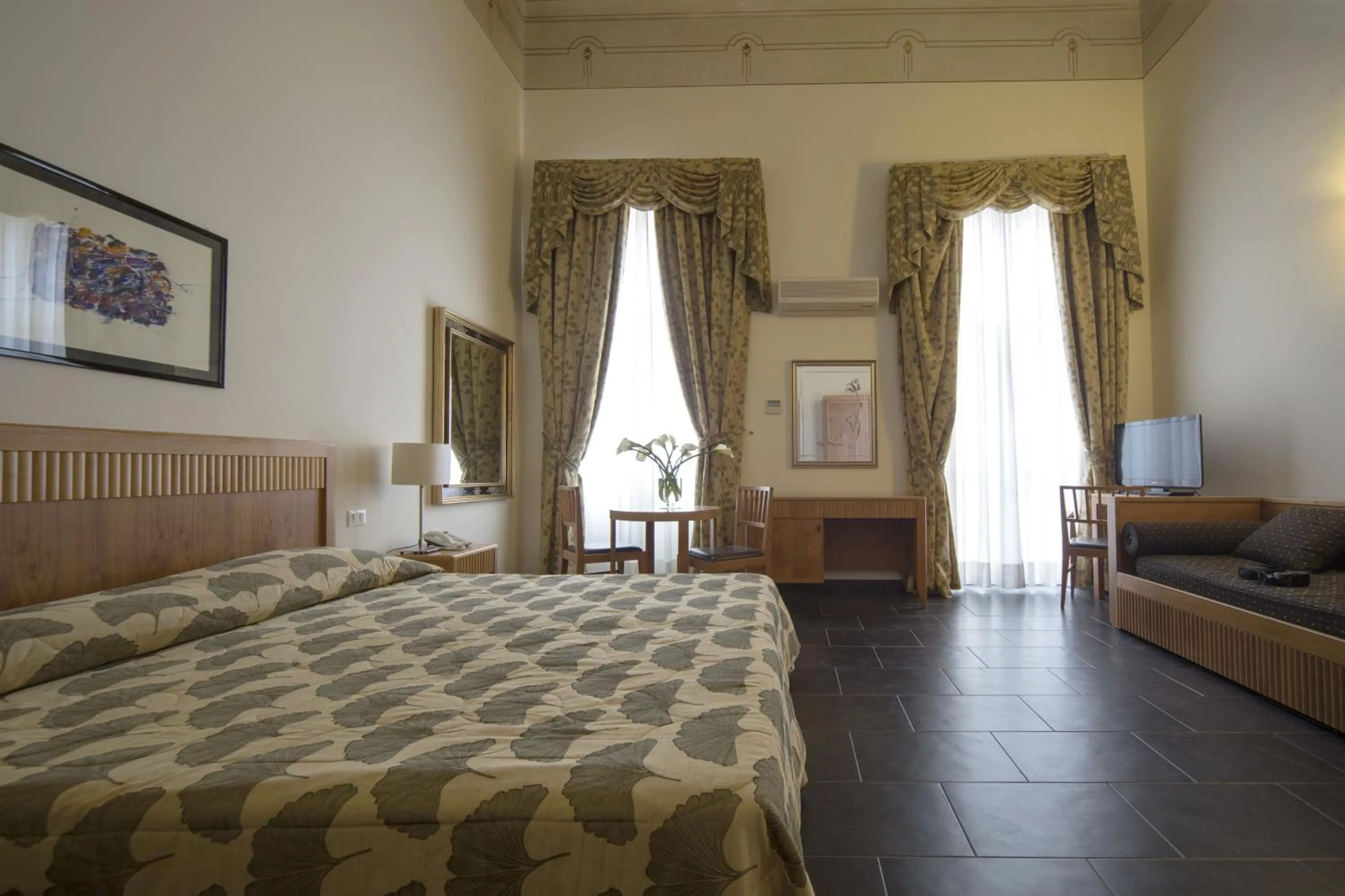 Living room, Bed in Villa Imperiale Hotel