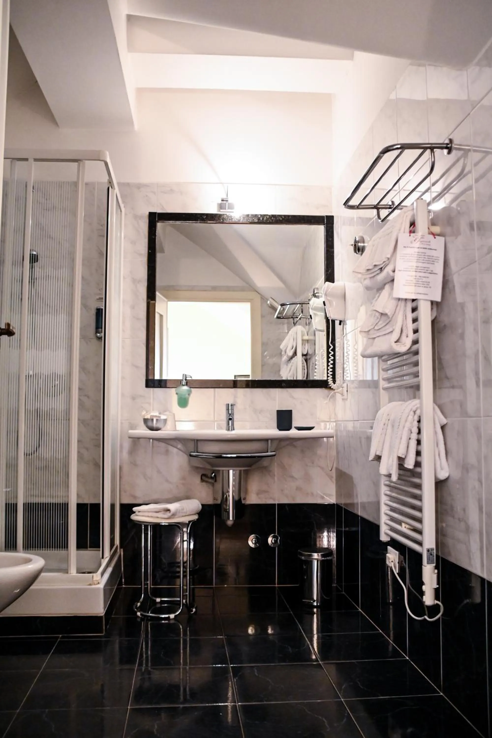 Shower in Villa Imperiale Hotel