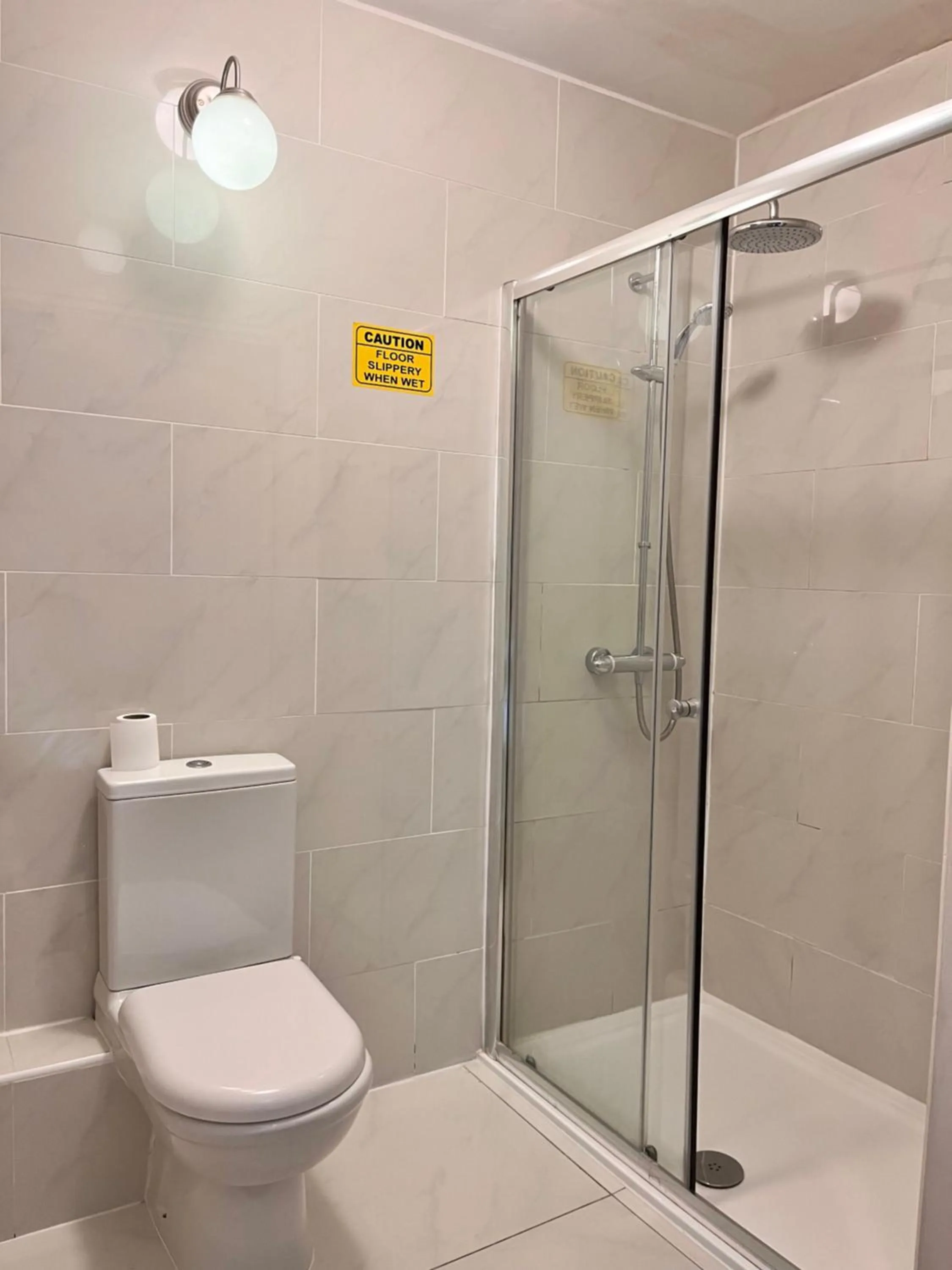Shower in The Mountford Hotel - Free Parking