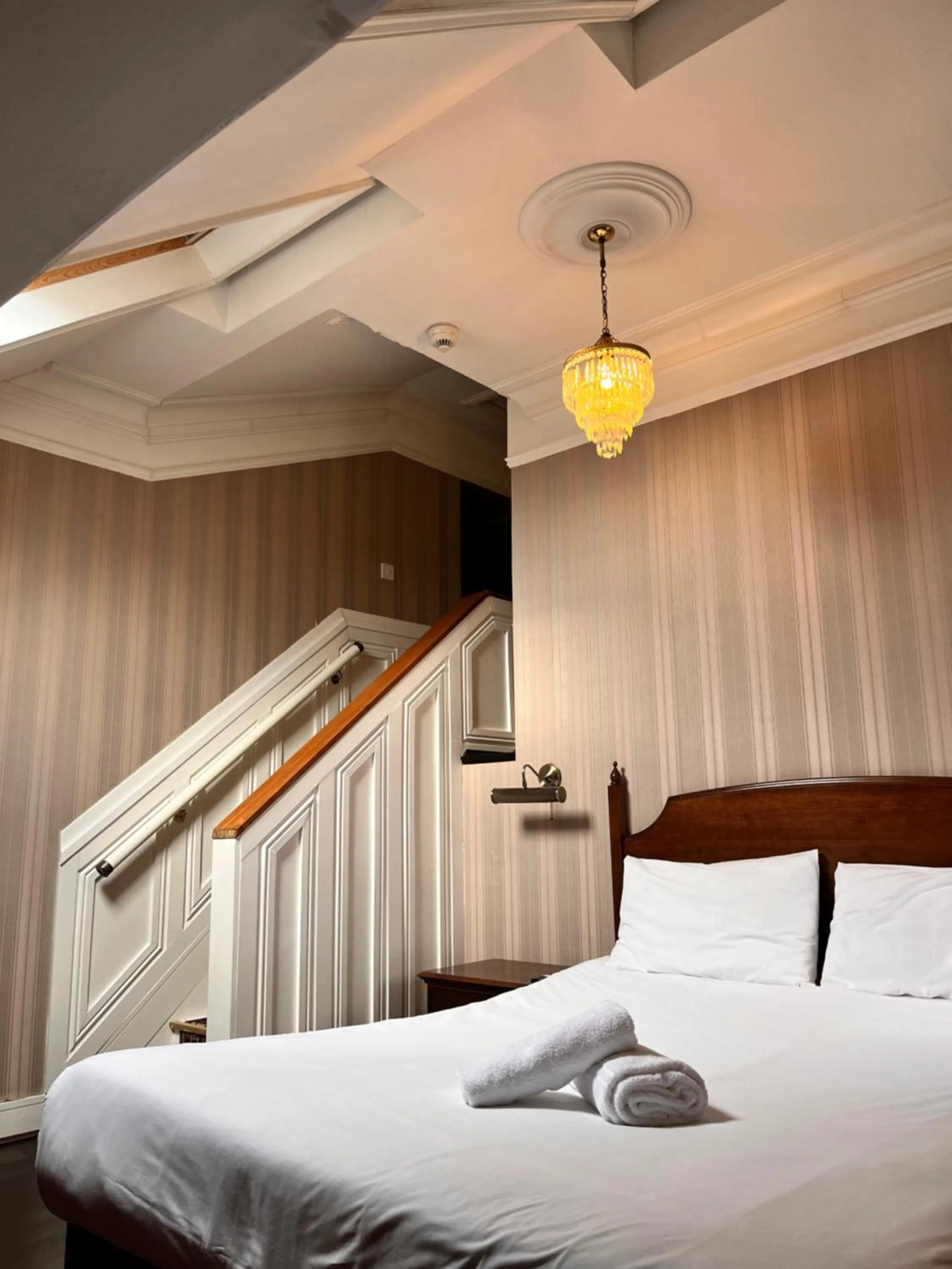 Bed in The Mountford Hotel - Free Parking