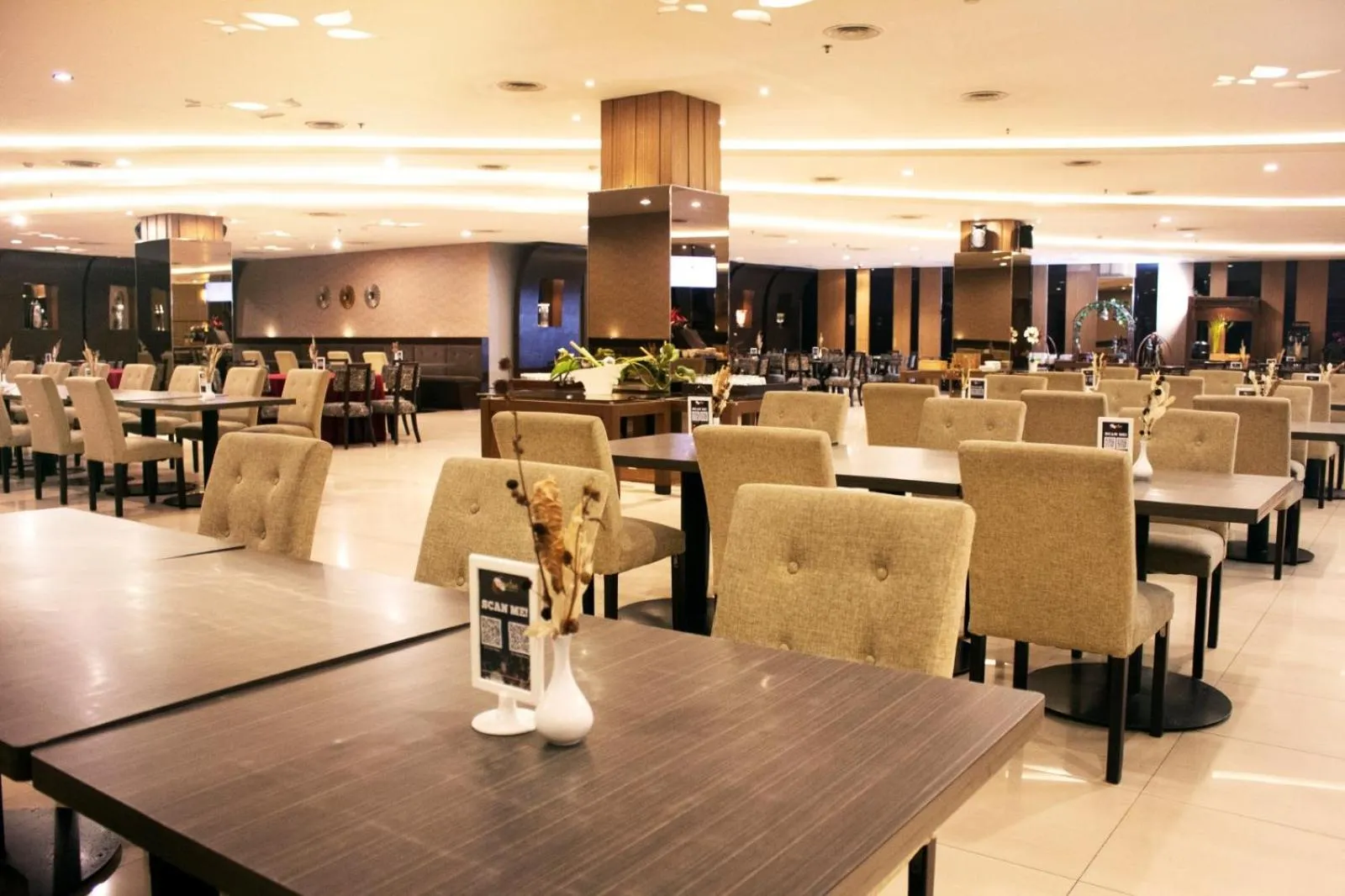 Restaurant/places to eat in Grand Serpong Hotel