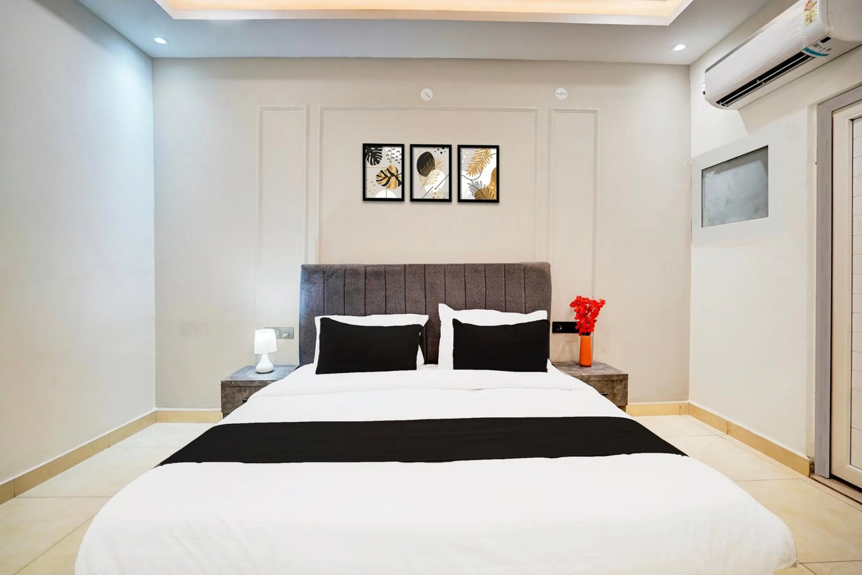 Hotel O SS Royal