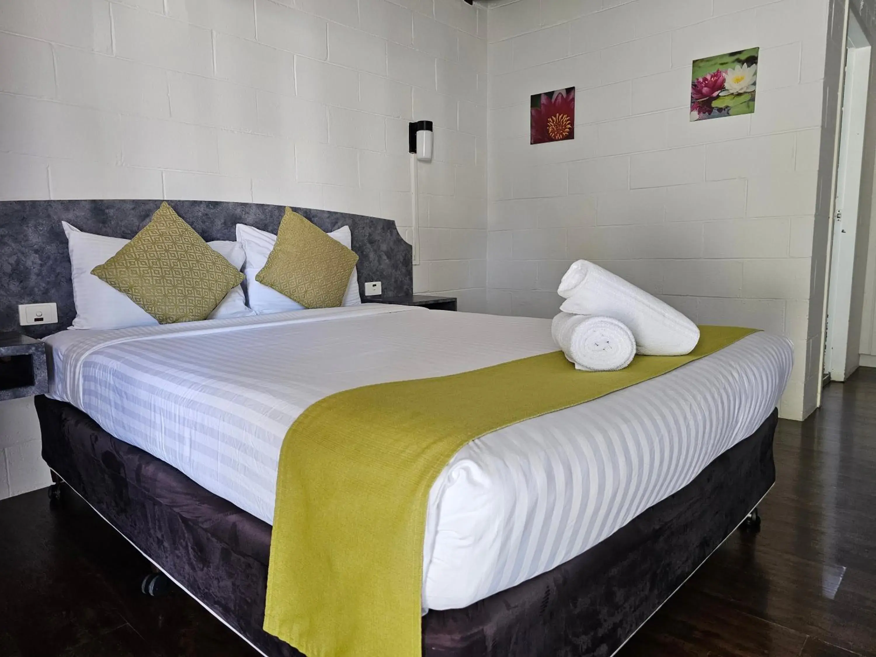 Deluxe Queen Room in Azalea Motel Deluxe Queen Room in Azalea Motel