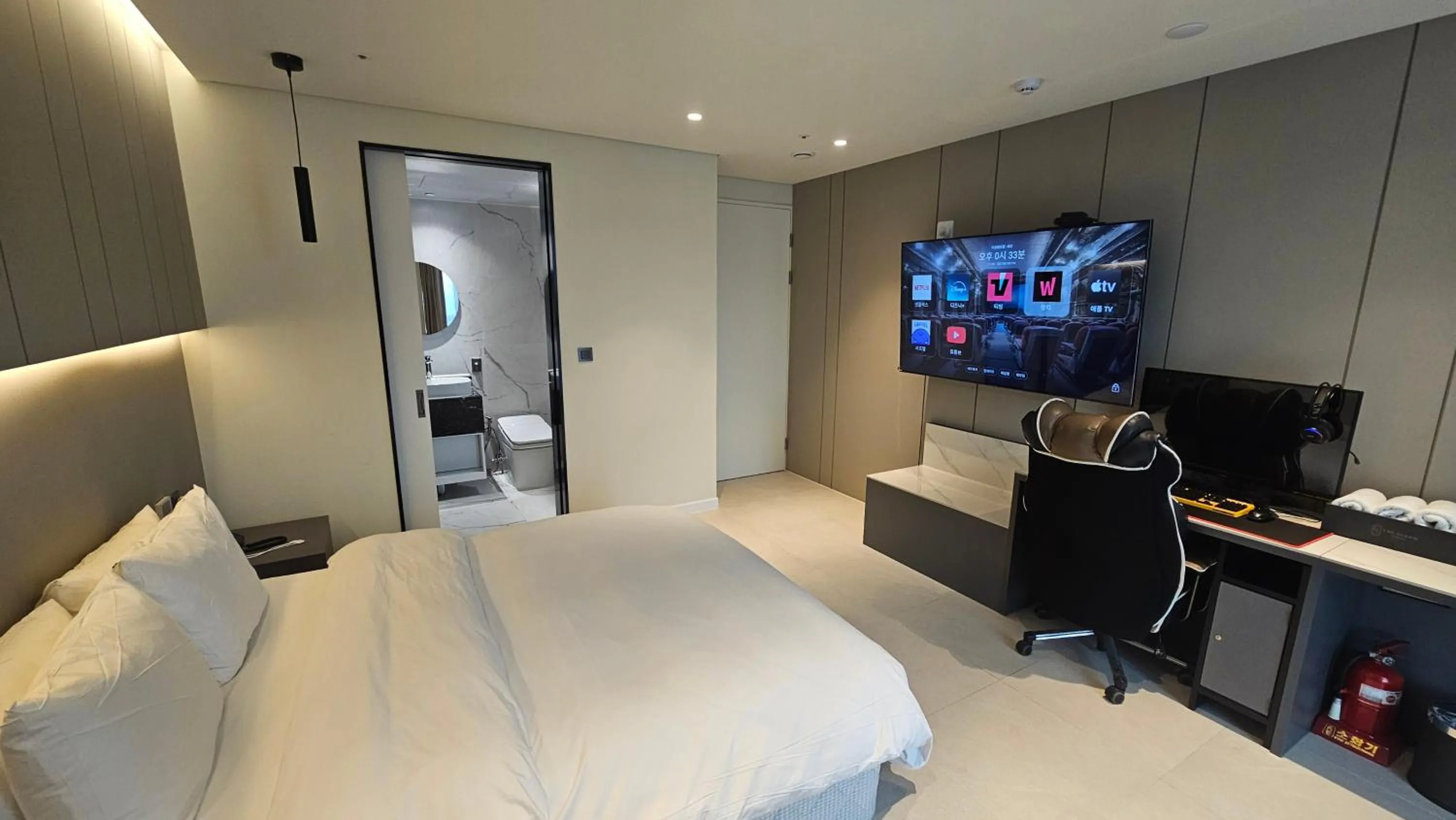 Bedroom, Bed in The Gleam Hotel