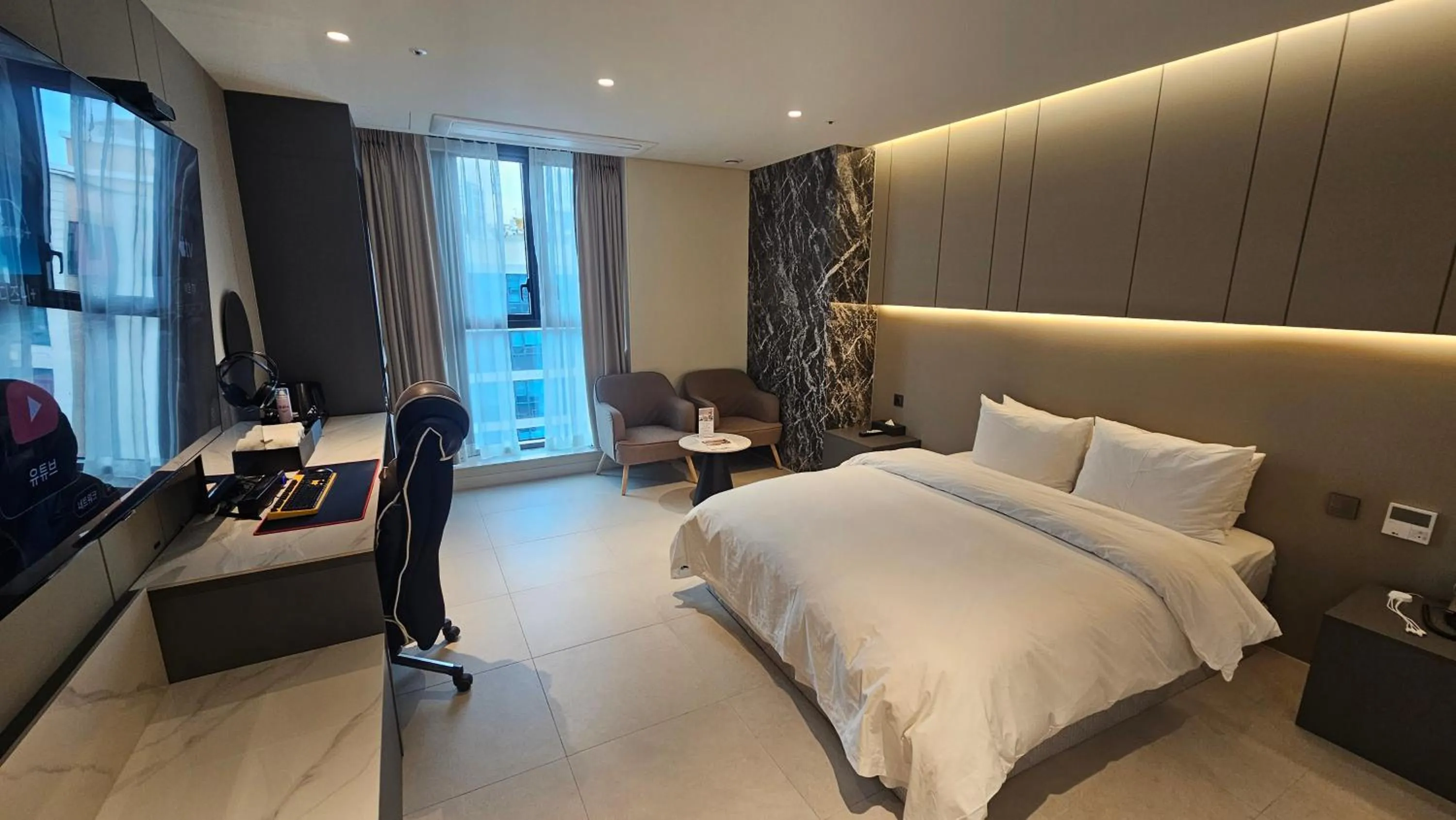 Bedroom, Bed in The Gleam Hotel