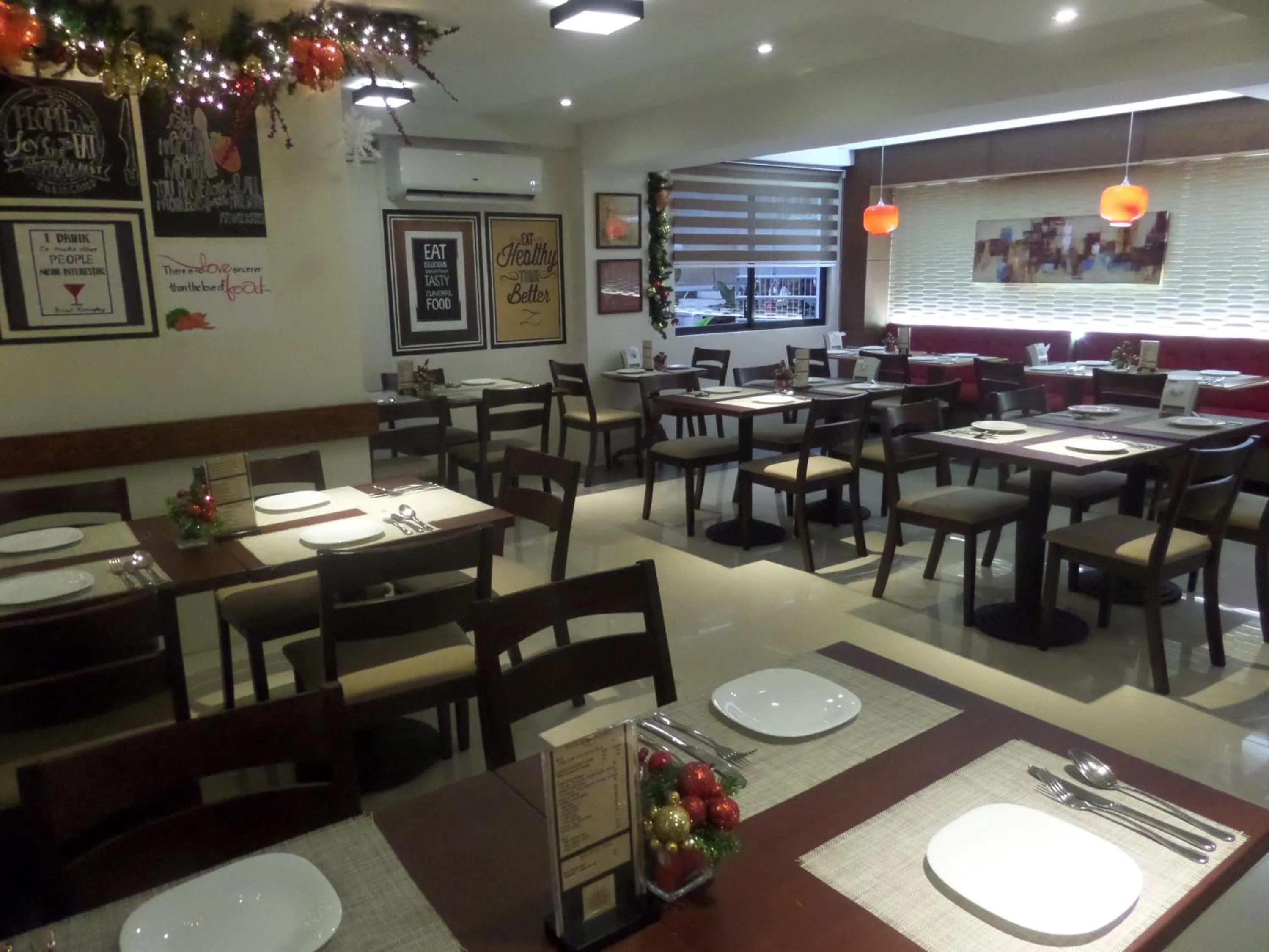 Restaurant/places to eat in Royal Suites Condotel