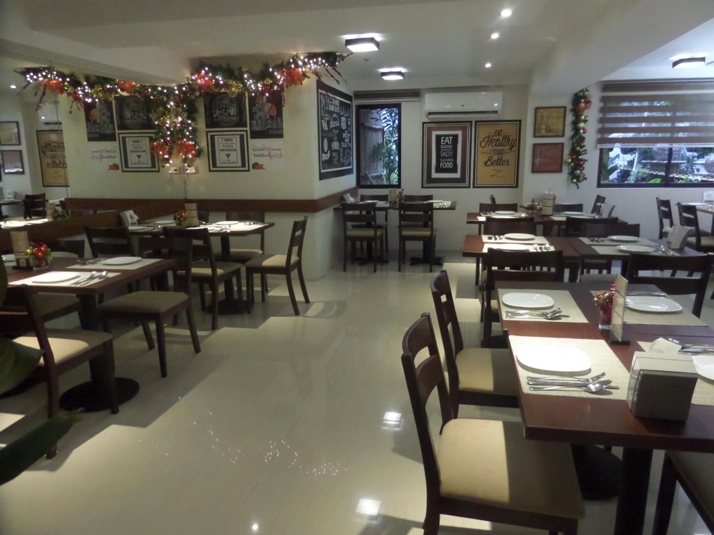 Restaurant/places to eat in Royal Suites Condotel