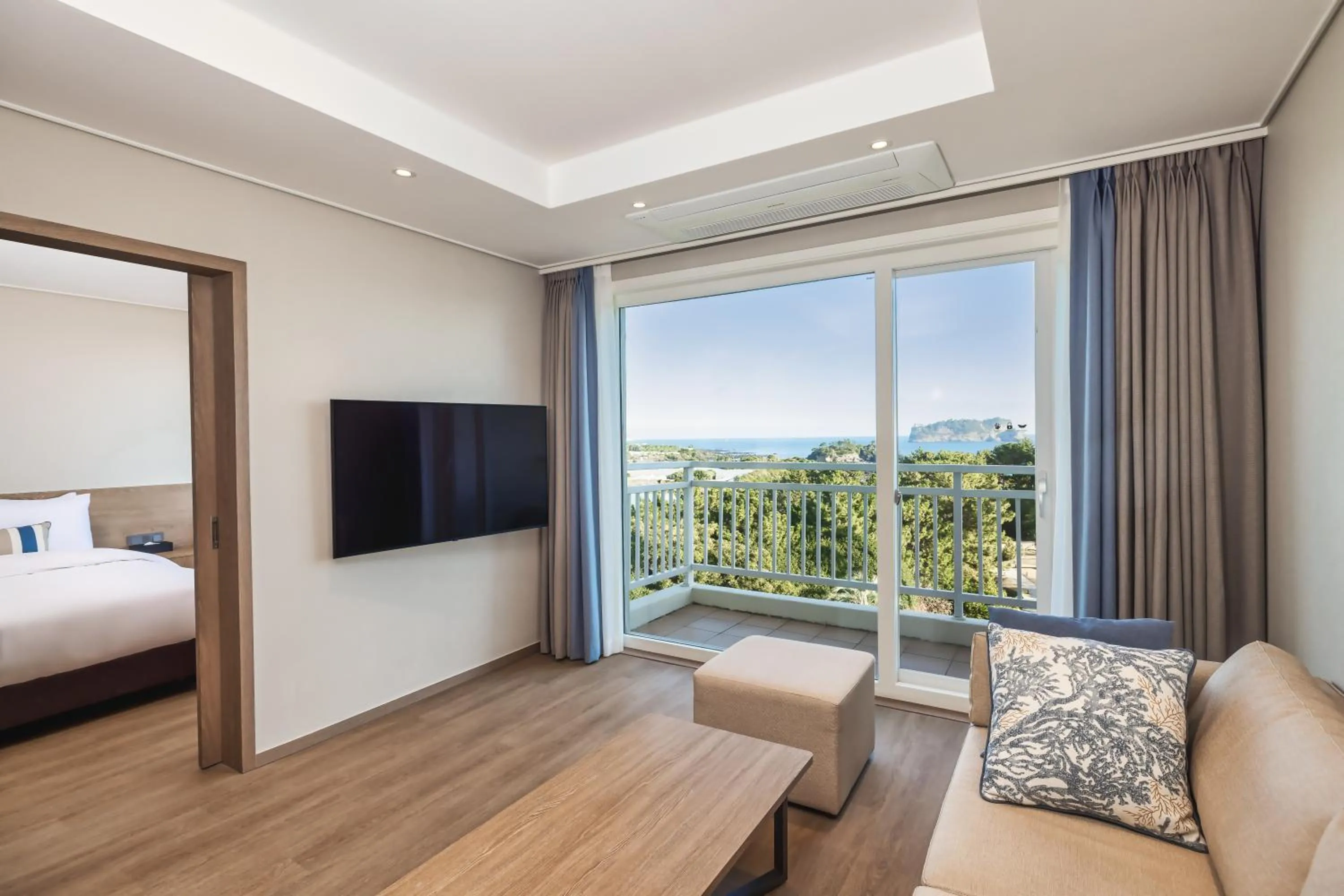 Sea view, Bed in Kensington Resort Seogwipo