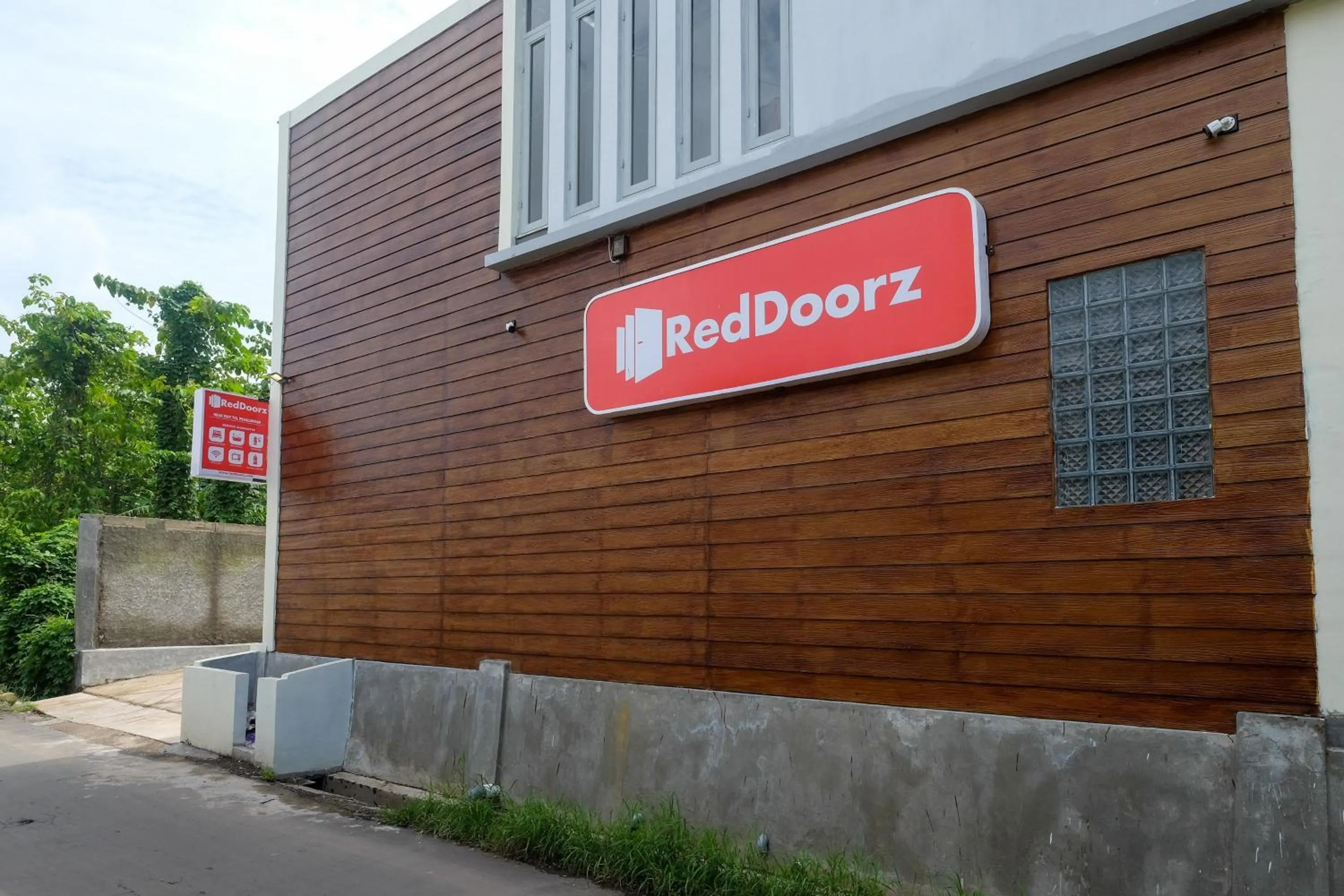 Logo/Certificate/Sign in RedDoorz near Exit Tol Pekalongan