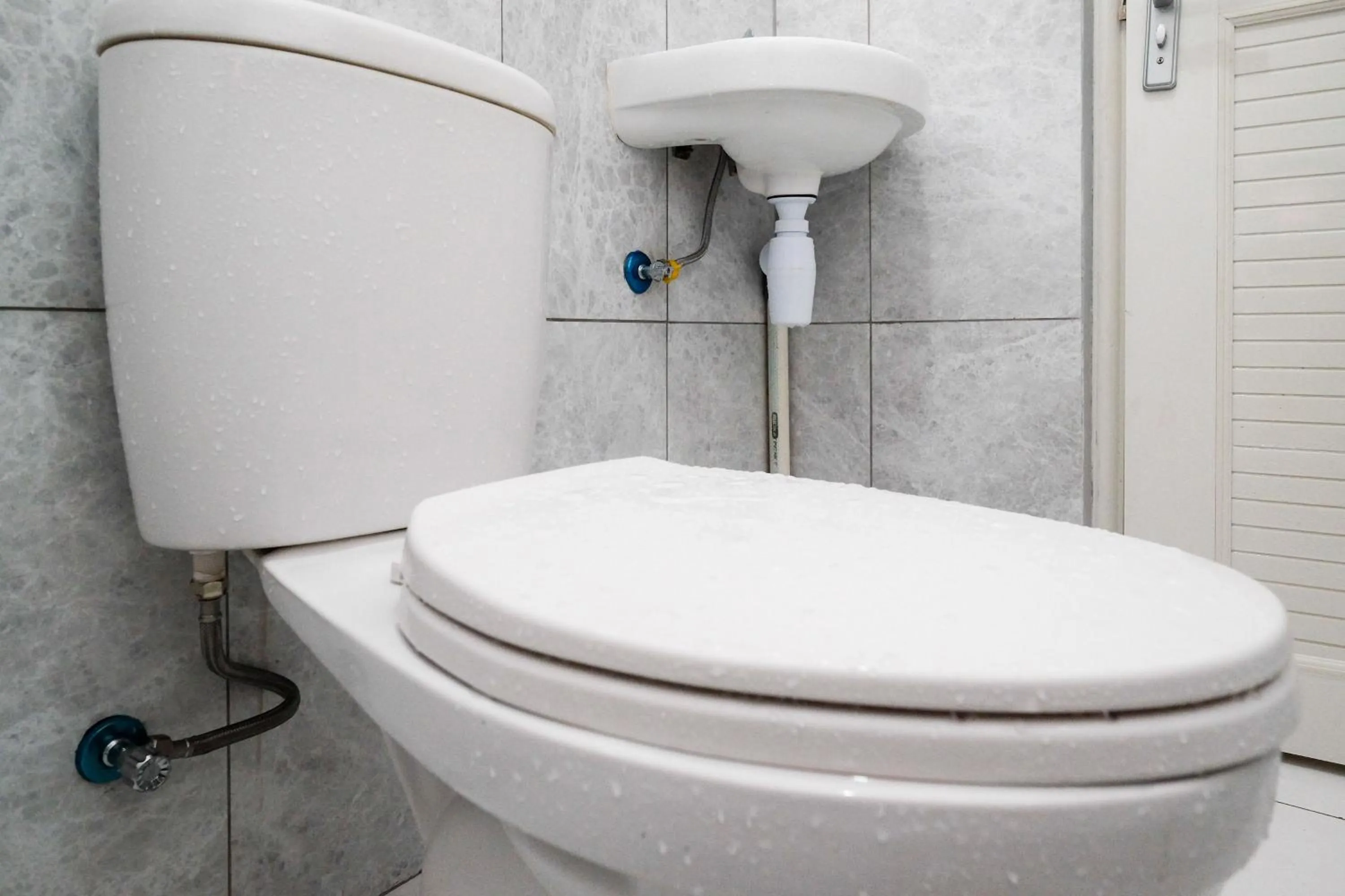 Bathroom in RedDoorz near Exit Tol Pekalongan