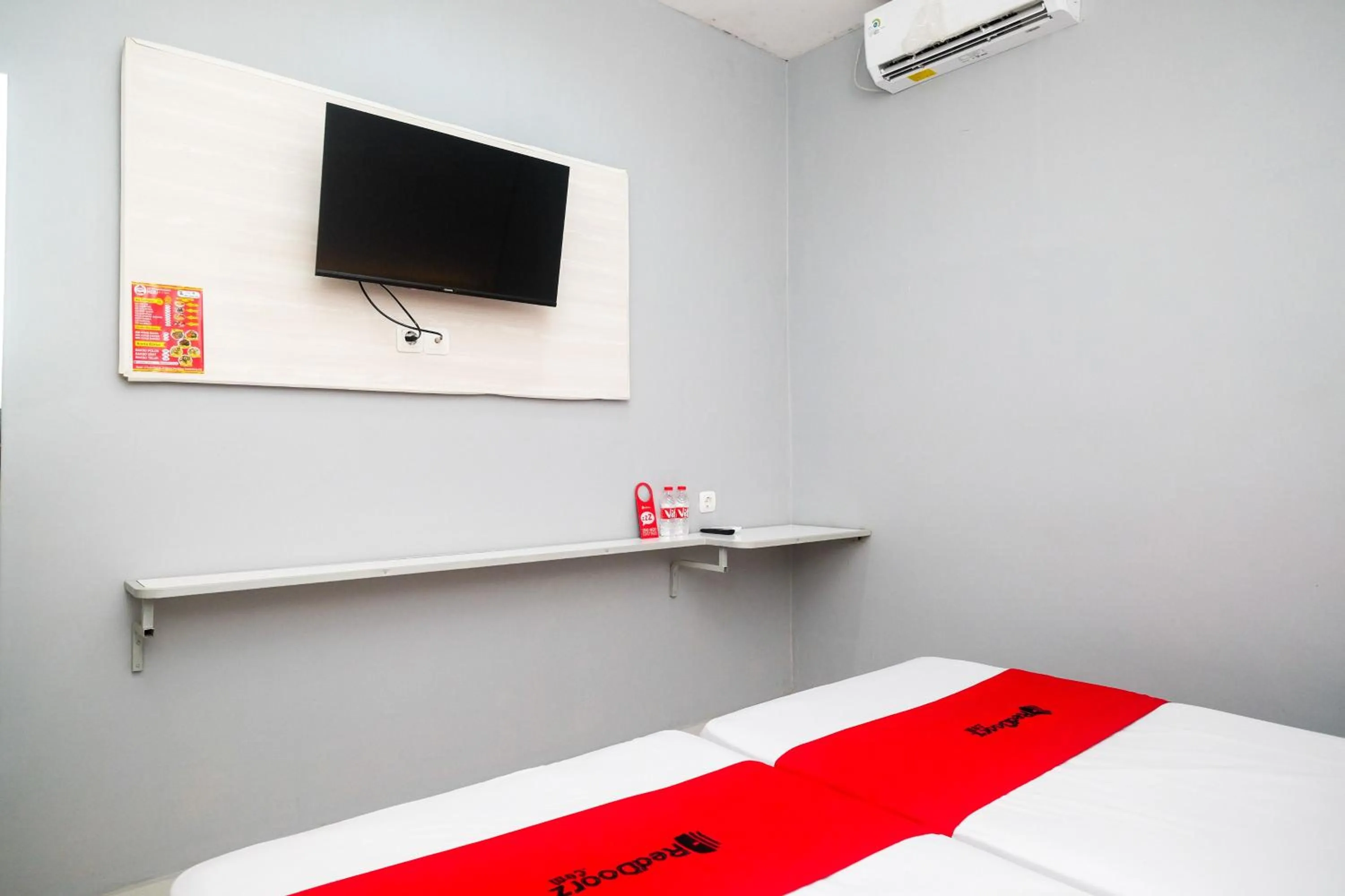 Bedroom, Bed in RedDoorz near Exit Tol Pekalongan