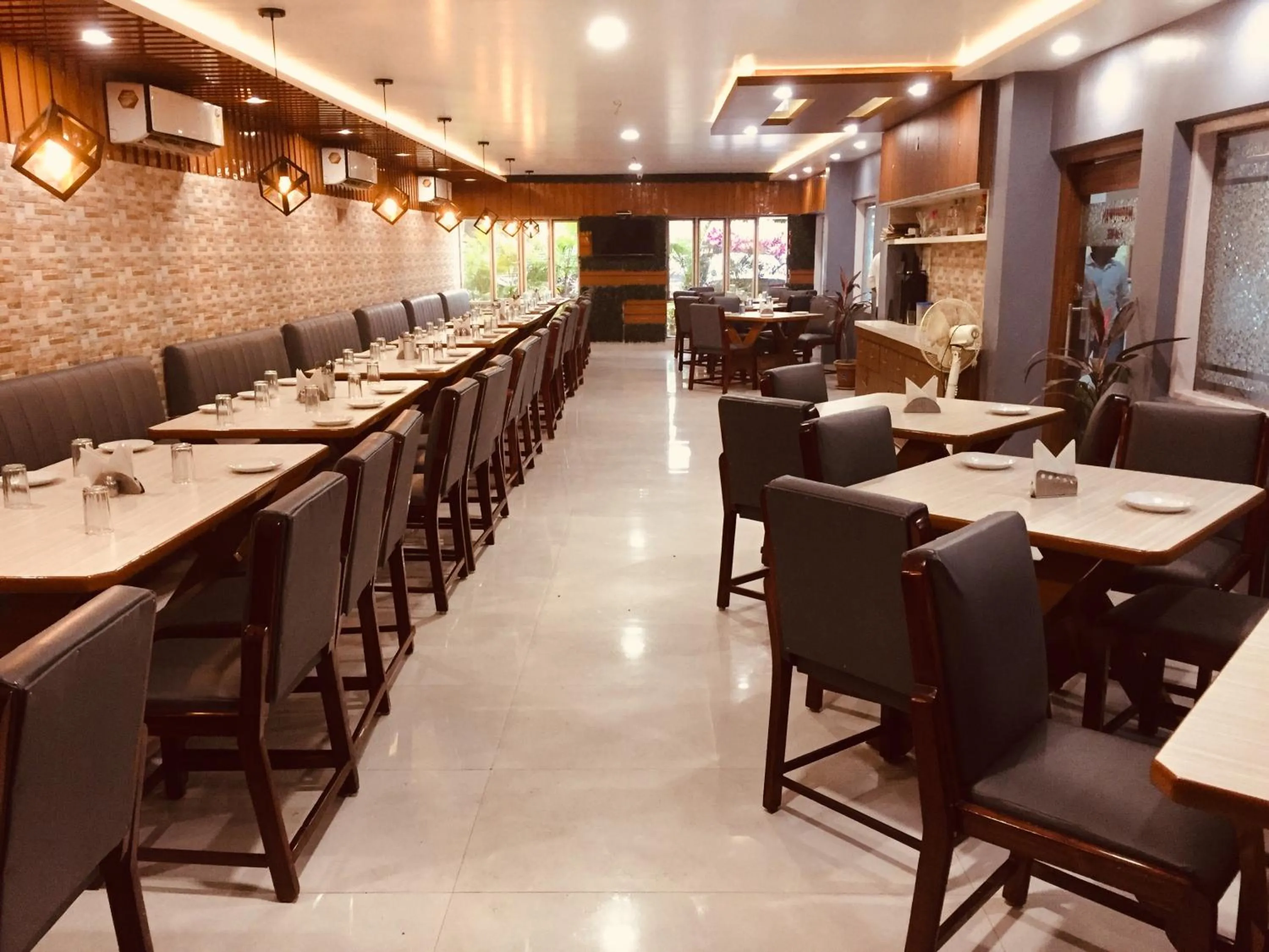 Restaurant/places to eat in Hotel Satkar