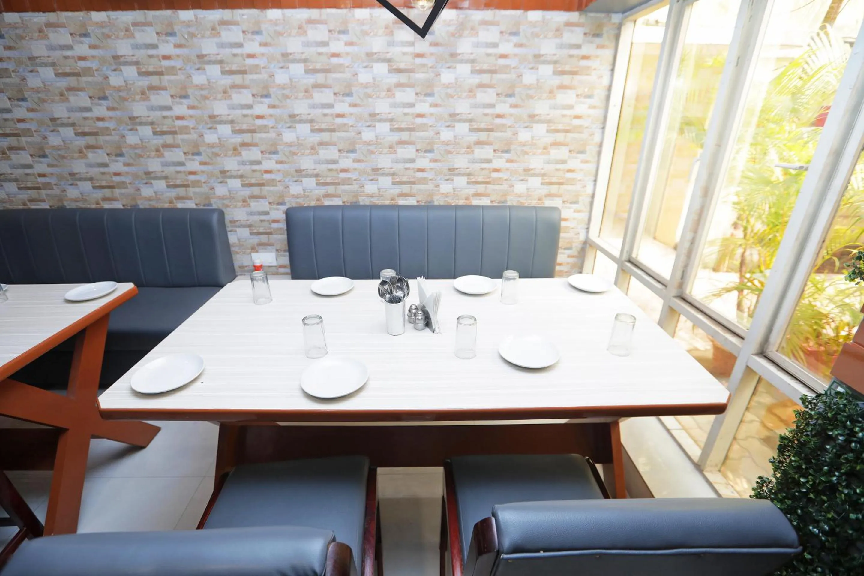 Restaurant/places to eat in Hotel Satkar