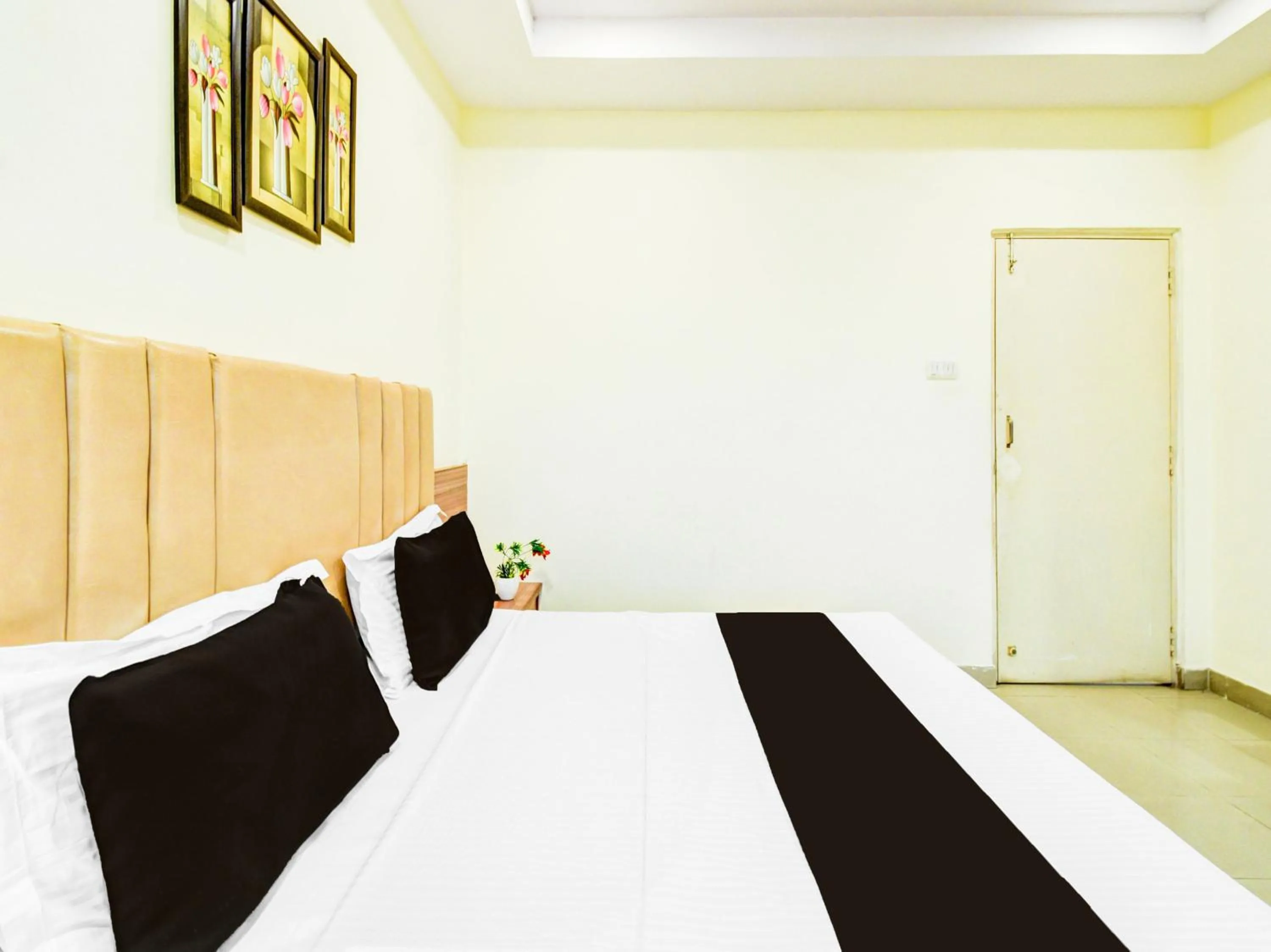Bedroom in Super Townhouse Red Hills Lakdikapul Formerly Sitara Grand